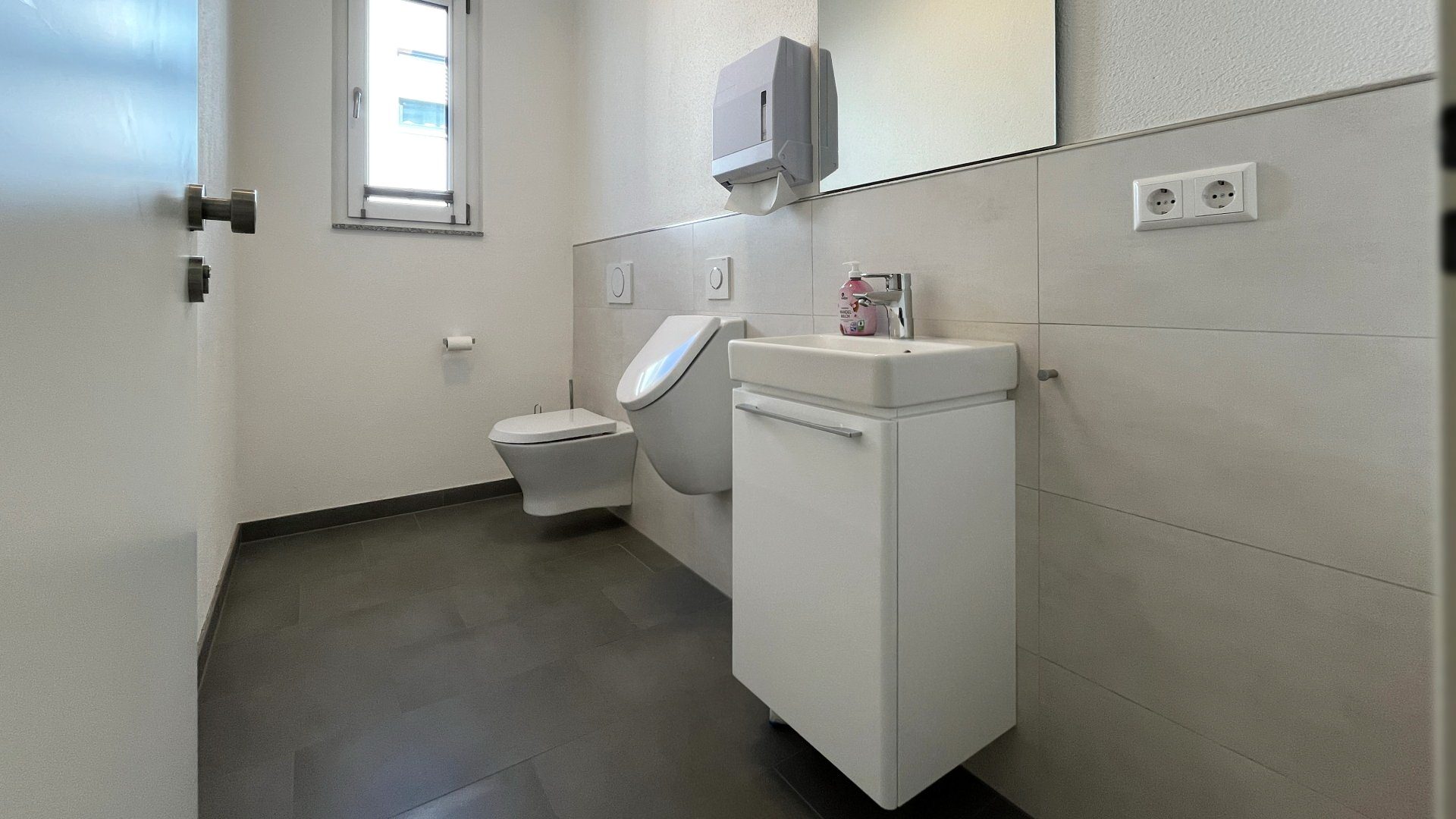 Immobilienangebot - Ebringen - Gewerbe - Helles Büro mit befahrbarer Werkstatt- oder Lagerfläche
