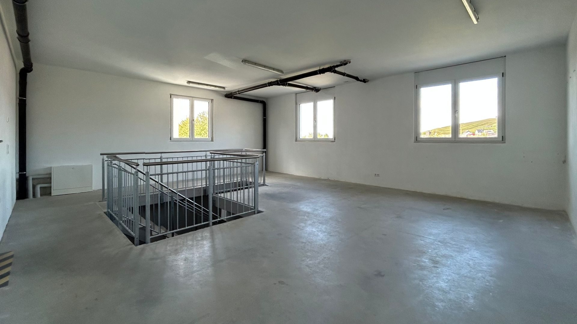 Immobilienangebot - Ebringen - Gewerbe - Helles Büro mit befahrbarer Werkstatt- oder Lagerfläche