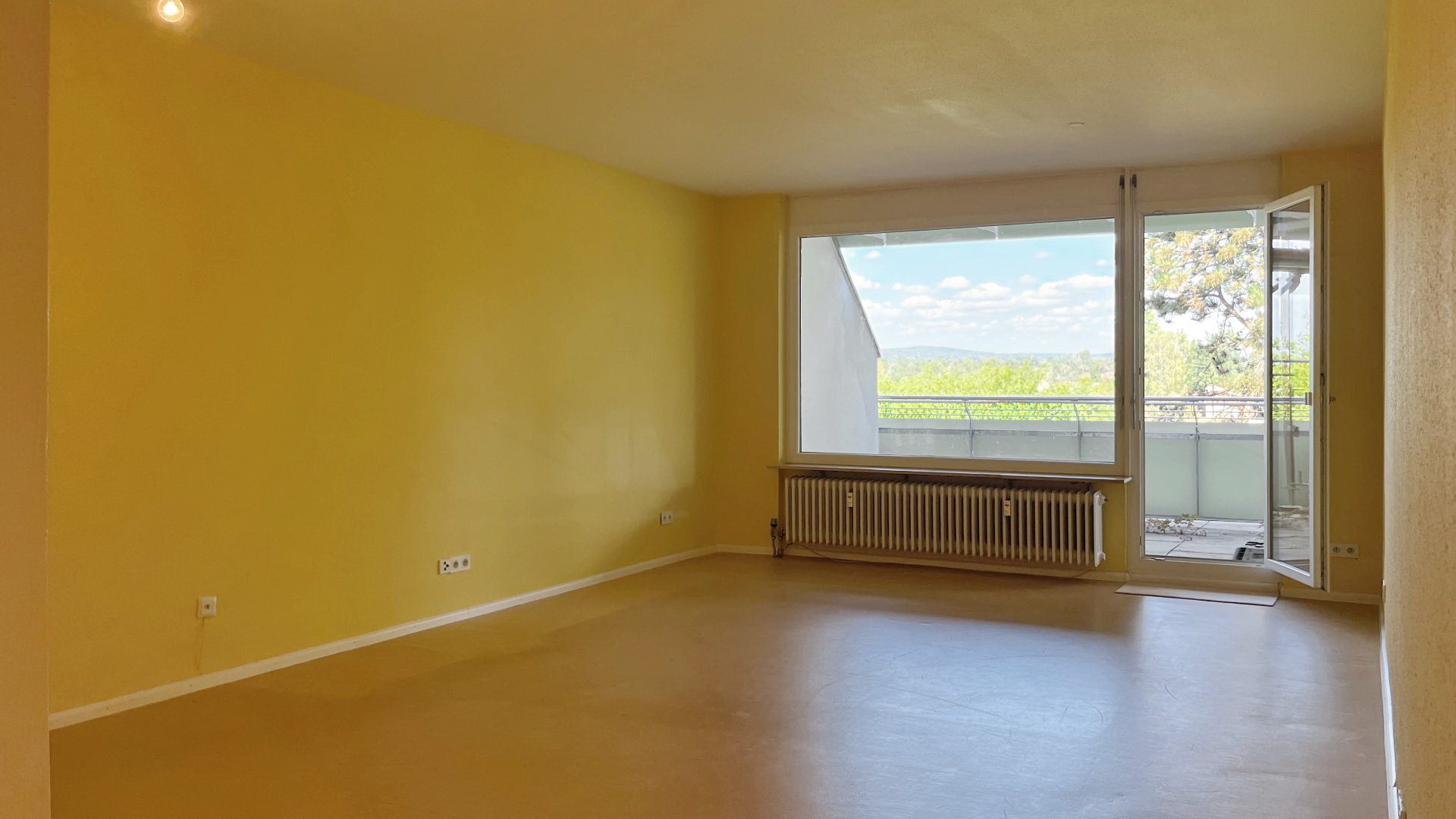 Immobilienangebot - Freiburg i. Br. / Tiengen - Wohnen & Investment & Rest - Großzügig geschnittene 3-Zimmer-Wohnung mit großem Balkon und Blick ins Grüne