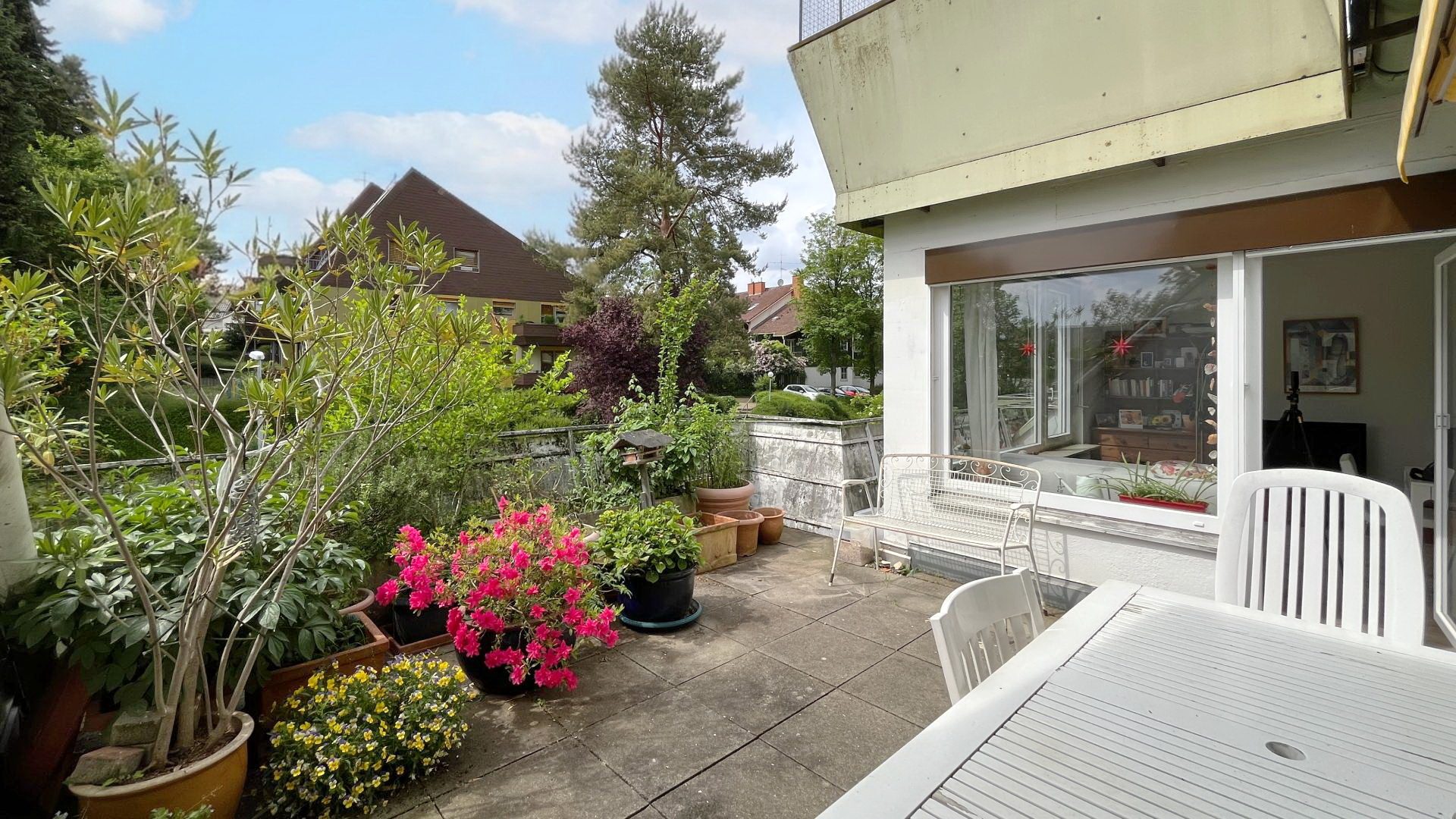 Immobilienangebot - Freiburg i. Br. / Tiengen - Wohnen & Investment & Rest - Charmante 2-Zimmer-Wohnung mit Dachterrasse und Blick ins Grüne