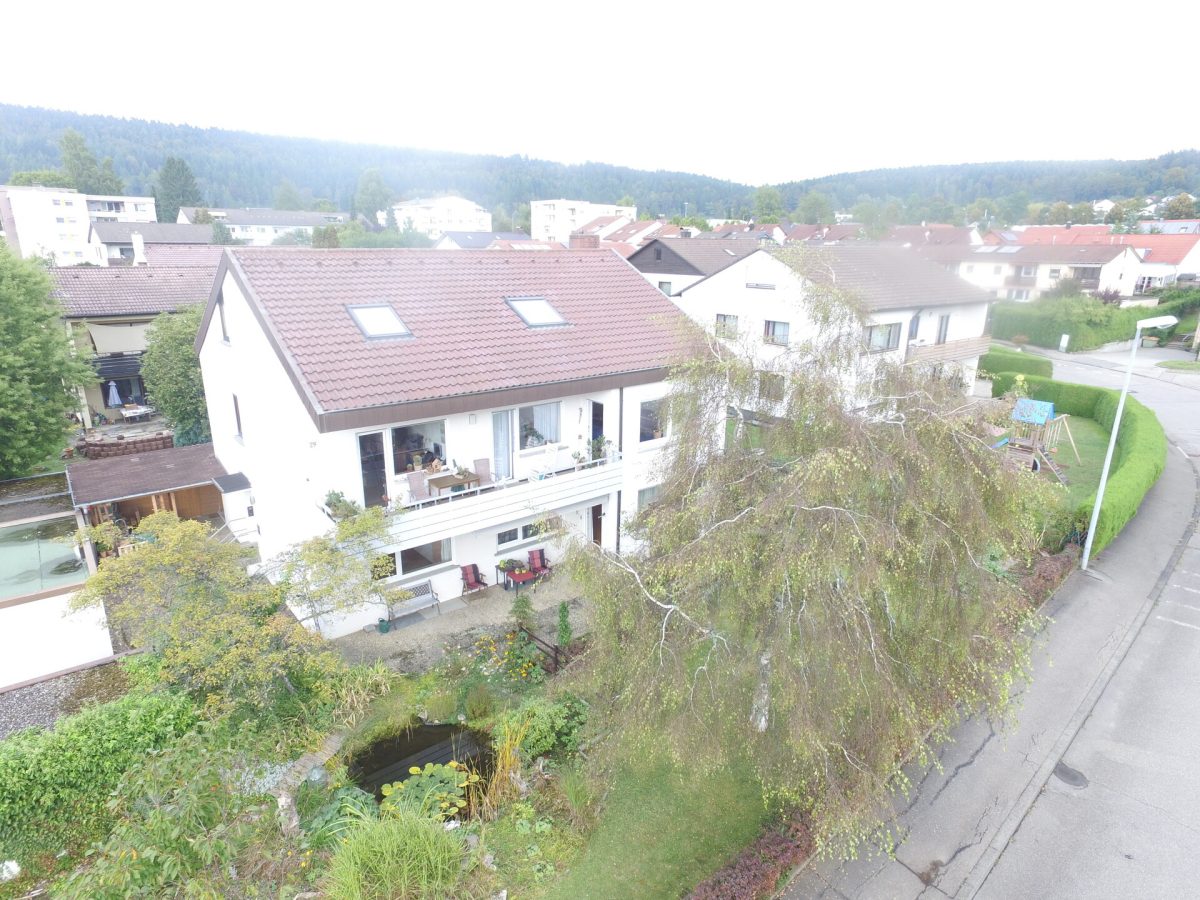 Ingo Leibinger Immobilienvermittlung - Immobilienangebot - Tuttlingen - Alle - Provisionsfrei! Gepflegtes Haus mit Garten und Garagen in sehr ruhiger Lage