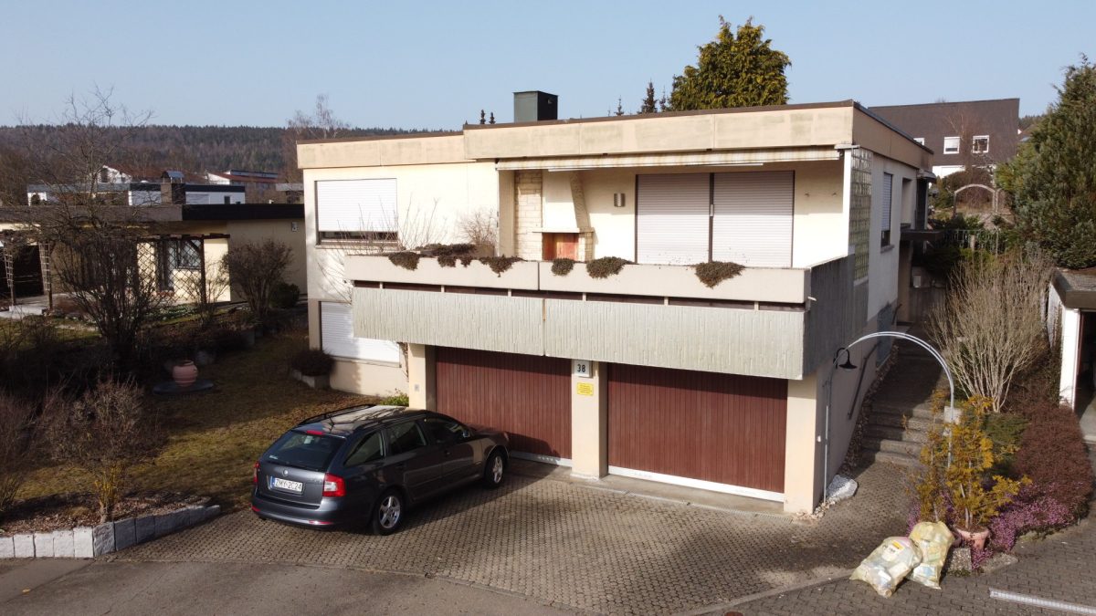 Ingo Leibinger Immobilienvermittlung - Immobilienangebot - Tuttlingen - Alle - Provisionsfrei!  Wohnhaus mit Doppelgarage in Tuttlingen !