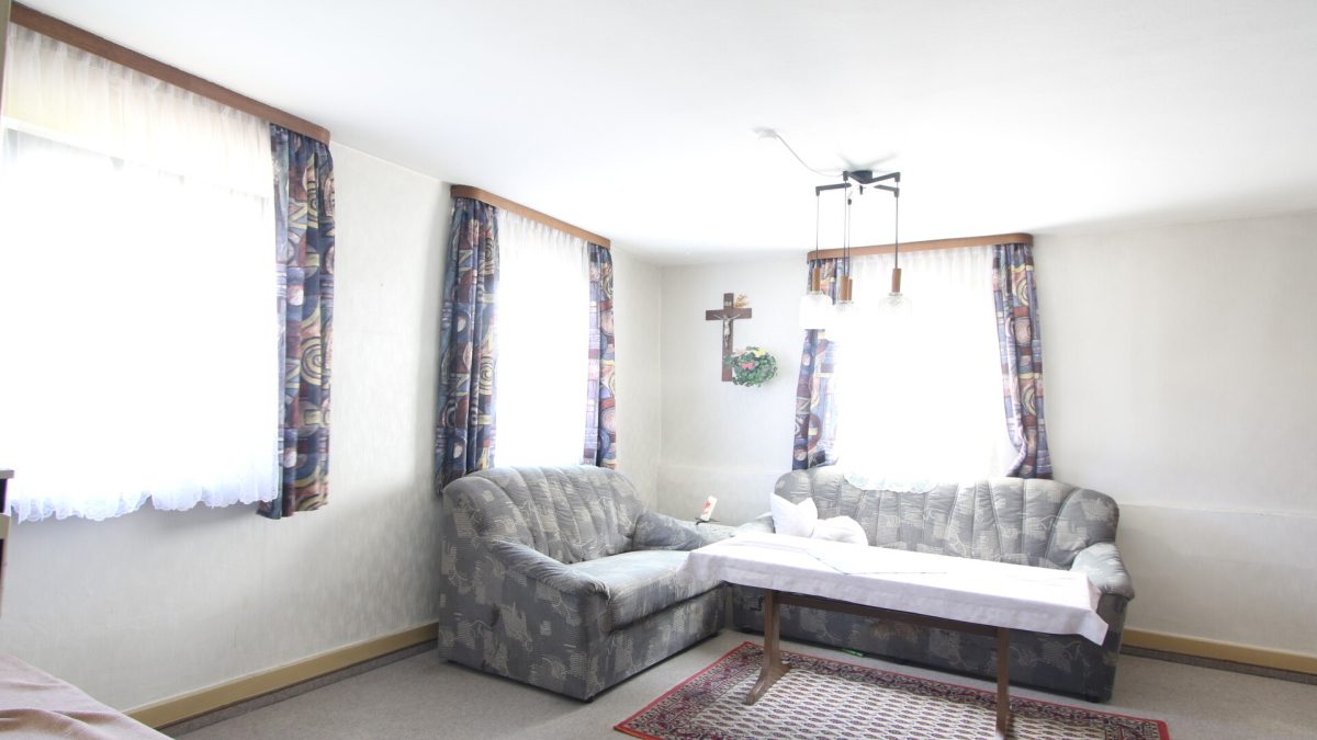 Ingo Leibinger Immobilienvermittlung - Immobilienangebot - Kolbingen - Alle - Ehemaliges Bauernhaus mit gepflegtem Vorgarten im Ortskern von Kolbingen!