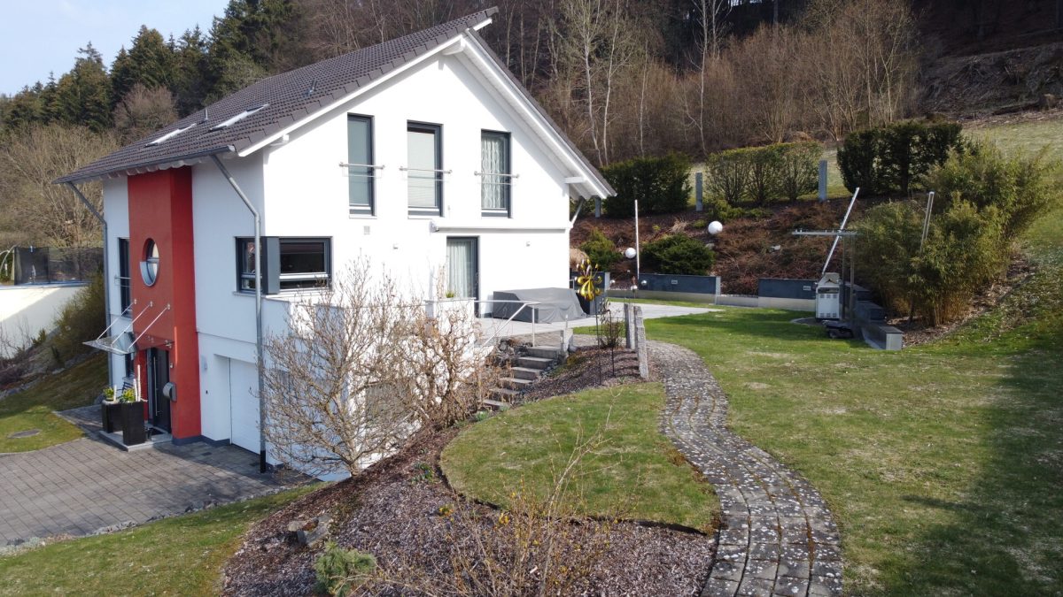Ingo Leibinger Immobilienvermittlung - Immobilienangebot - Tuttlingen-Nendingen - Alle - Modernes Einfamilienhaus am Waldrand mit großem Grundstück