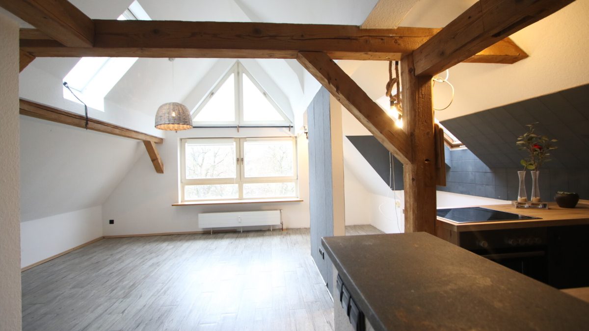 Ingo Leibinger Immobilienvermittlung - Immobilienangebot - Tuttlingen - Alle - Interessante Single-Wohnung unterm Dach in zentraler Lage!
