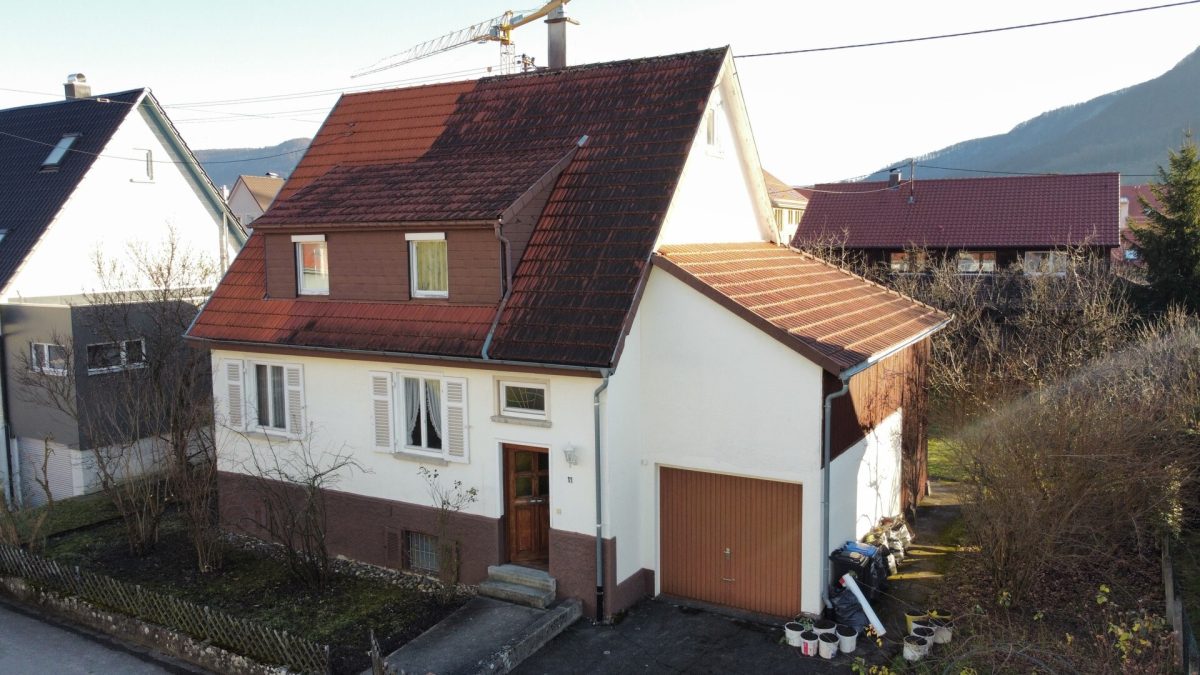 Ingo Leibinger Immobilienvermittlung - Immobilienangebot - Dettingen an der Erms - Alle - Charmantes Einfamilienhaus mit Garten im Einzugsgebiet von Stuttgart/Reutlingen!