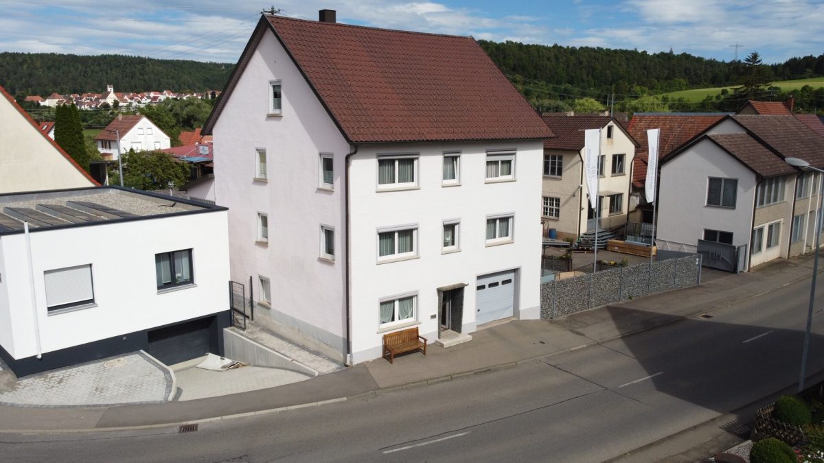 Ingo Leibinger Immobilienvermittlung - Immobilienangebot - Mhlheim-Stetten - Alle - Großes Wohnhaus mit Garage im Ortskern