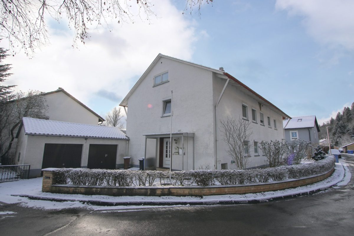 Ingo Leibinger Immobilienvermittlung - Immobilienangebot - Tuttlingen - Alle - Haus mit 2 Wohnungen und Garagen in beliebter Wohngegend