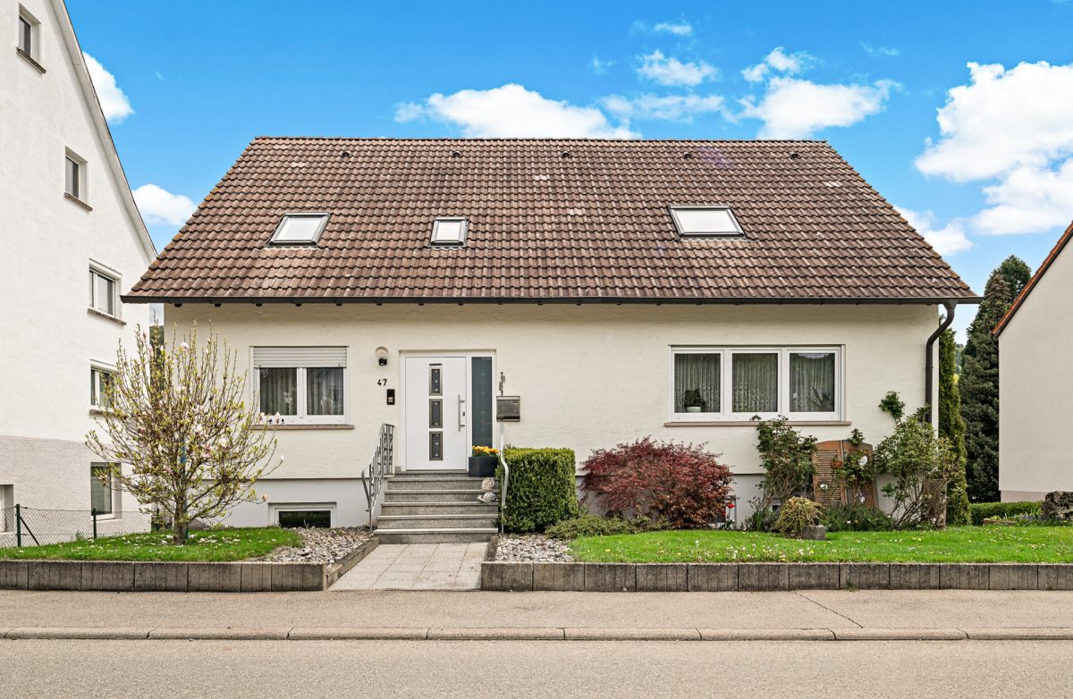 Ingo Leibinger Immobilienvermittlung - Immobilienangebot - Rietheim-Weilheim - Alle - Schönes Einfamilienhaus mit 3 Garagen und einem Carport!