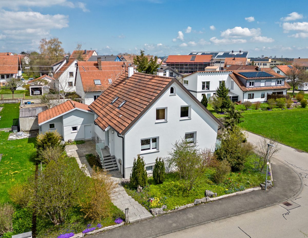 Ingo Leibinger Immobilienvermittlung - Immobilienangebot - Kolbingen - Alle - Einfamilienhaus mit 8 Zimmern, Garage und Garten in sonniger Lage