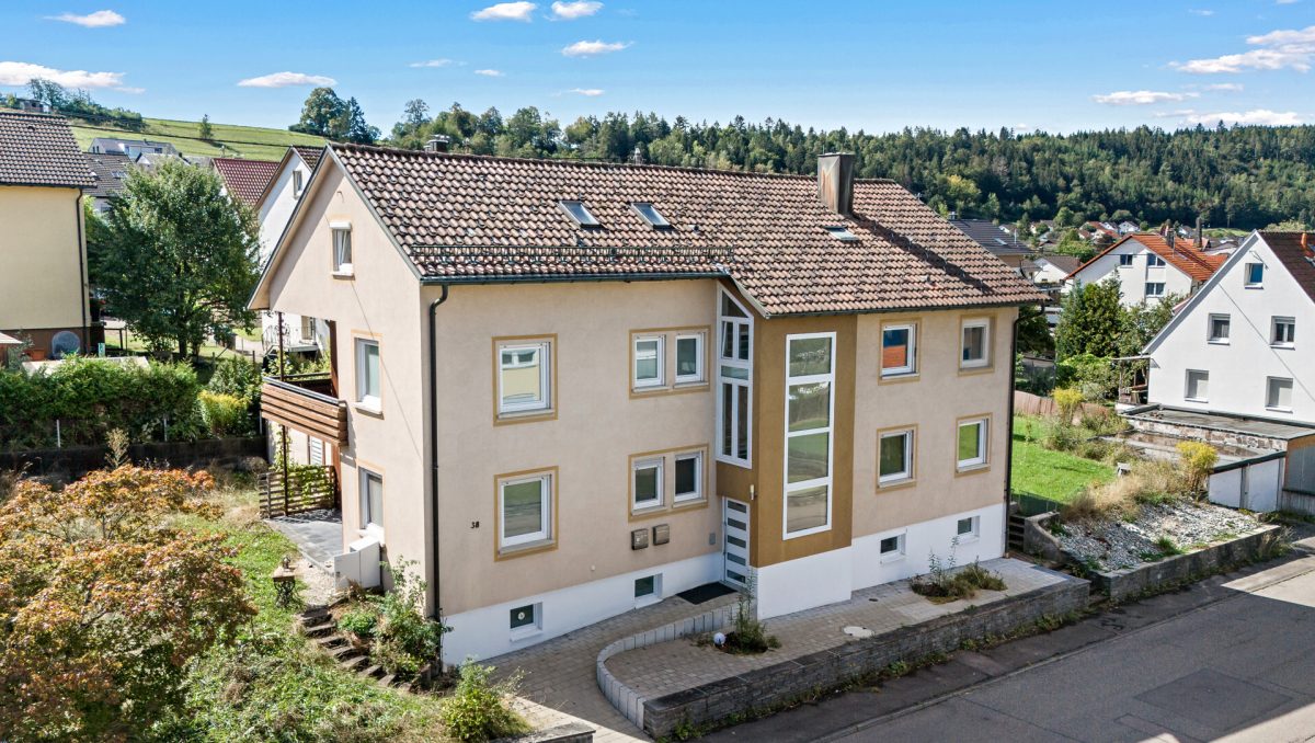 Ingo Leibinger Immobilienvermittlung - Immobilienangebot - Tuttlingen - Alle - Gepflegtes 1- 2 Familienhaus mit großem Garten und 4 Garagen