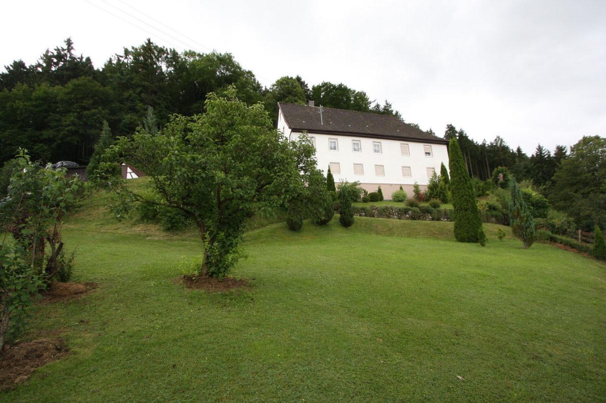 Ingo Leibinger Immobilienvermittlung - Immobilienangebot - Tuttlingen-Nendingen - Alle - Ideal für Tierhaltung ! Haus in Waldrandlage mit 3.600 m² Grundstück