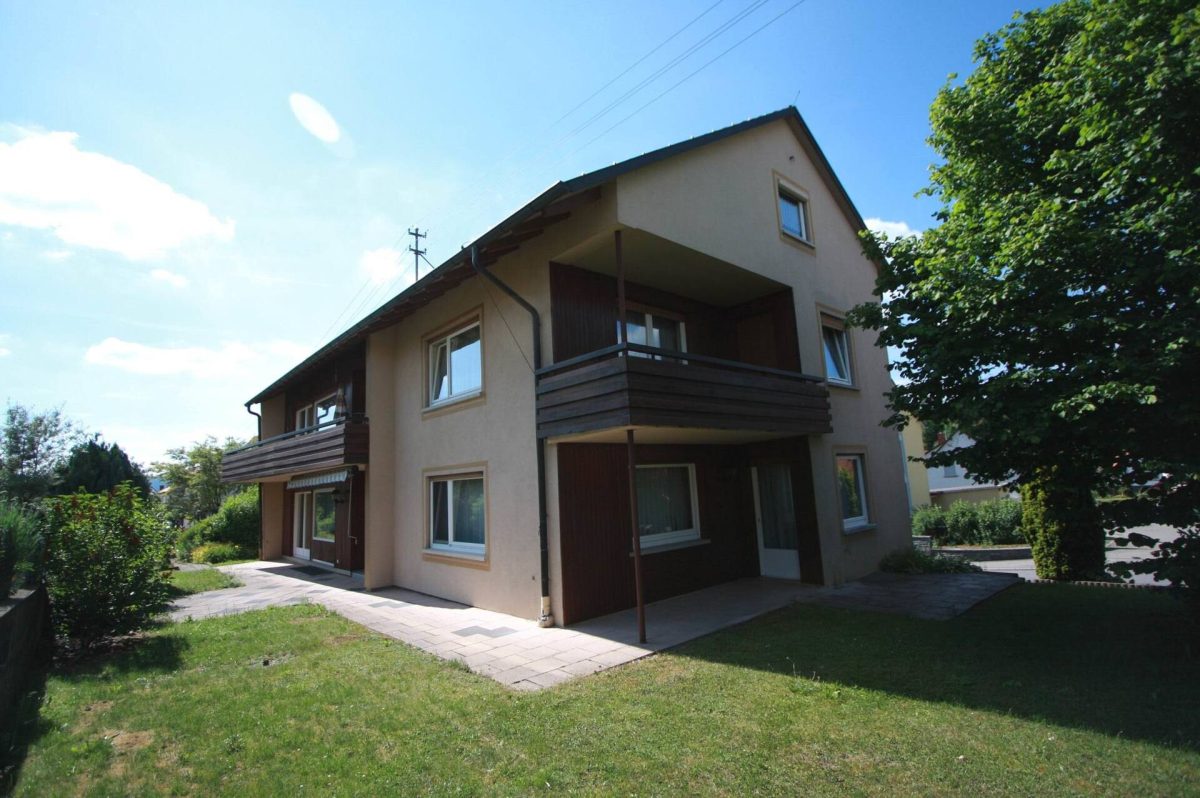 Ingo Leibinger Immobilienvermittlung - Immobilienangebot - Tuttlingen - Alle - Renovierungsbedürftiges Zweifamilienhaus mit 4 Garagen auf großem Grundstück