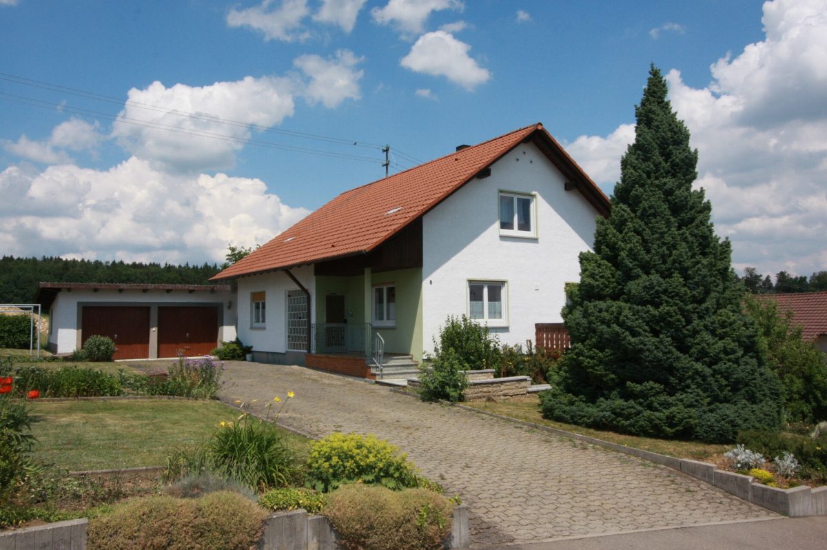 Ingo Leibinger Immobilienvermittlung - Immobilienangebot - Neuhausen - Alle - Freistehendes Einfamilienhaus mit 3 Garagen