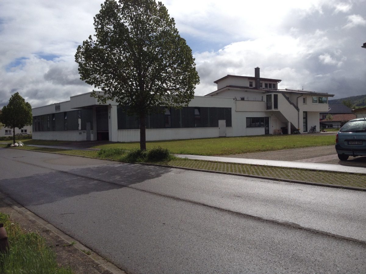 Ingo Leibinger Immobilienvermittlung - Immobilienangebot - Tuttlingen-Nendingen - Alle - Großzügige Werkhalle samt Büroflächen und Wohnung