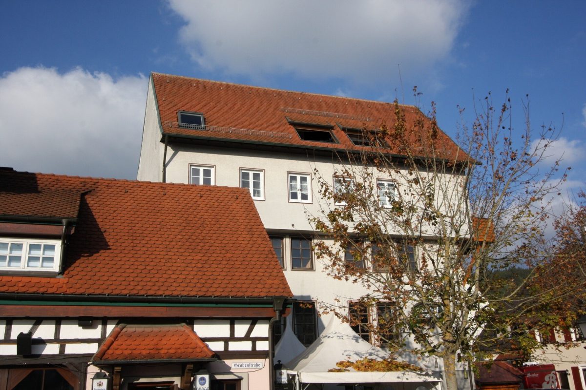 Ingo Leibinger Immobilienvermittlung - Immobilienangebot - Mhlheim - Alle - Historisch Wohnen im Städtle von Mühlheim! Dachgeschosswohnung mit großer Loggia!