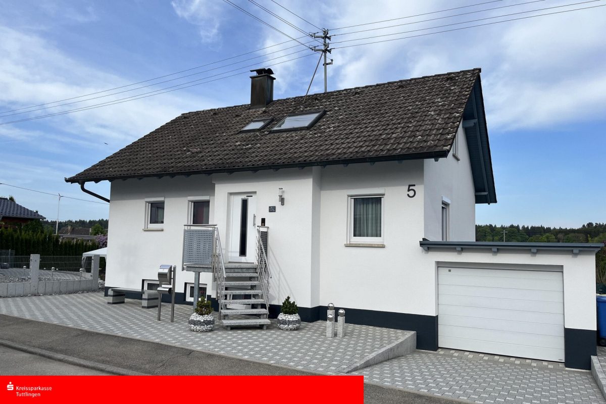 Ingo Leibinger Immobilienvermittlung - Immobilienangebot - Königsheim - Alle - Einfamilienhaus mit Garage und Doppelcarport in Königsheim