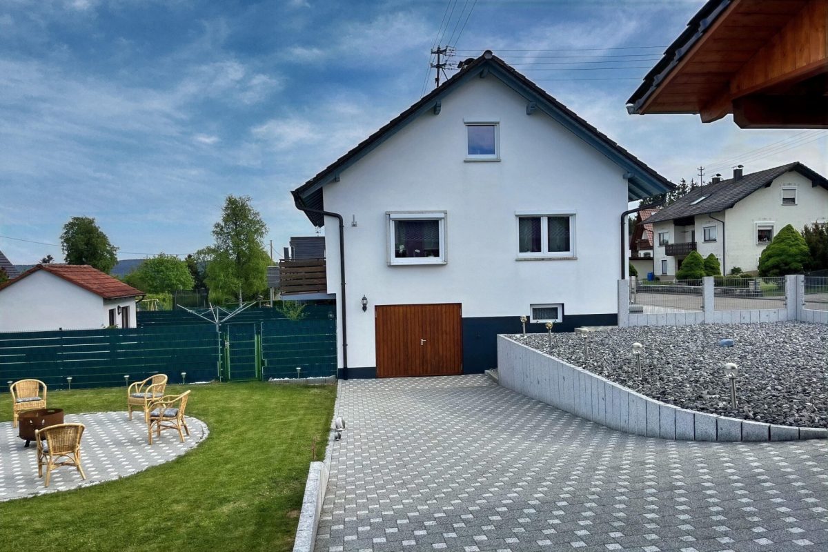 Ingo Leibinger Immobilienvermittlung - Immobilienangebot - Königsheim - Alle - Einfamilienhaus mit Garage und Doppelcarport in Königsheim