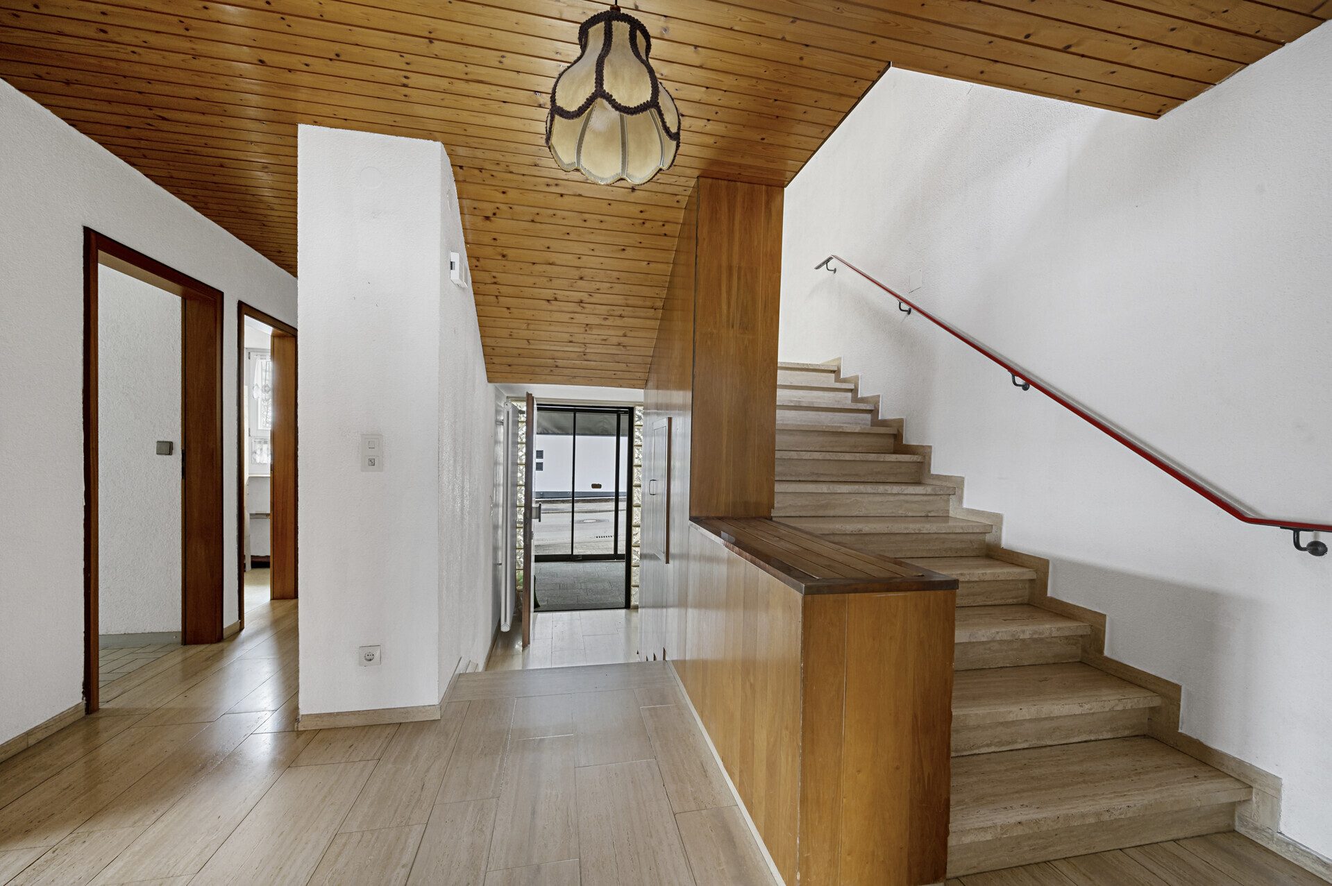 Erdgeschoss Treppenhaus Ingo Leibinger Immobilienvermittlung - Immobilienangebot - Neuhausen ob Eck - Alle - PROVISIONSFREI - Großes Haus mit 3 Garagen, und vielseitigen Möglichkeiten & Ladenfläche