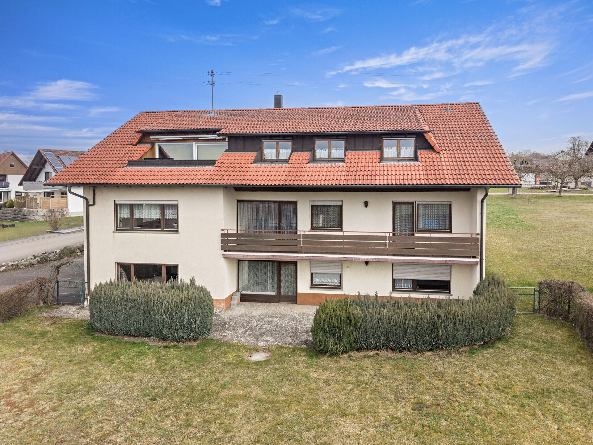 Ingo Leibinger Immobilienvermittlung - Immobilienangebot - Sauldorf - Alle - PROVISIONSFREI - Ländliche Ruhe trifft Wohnkomfort: Großes Haus mit zwei eigenständigen Wohnungen