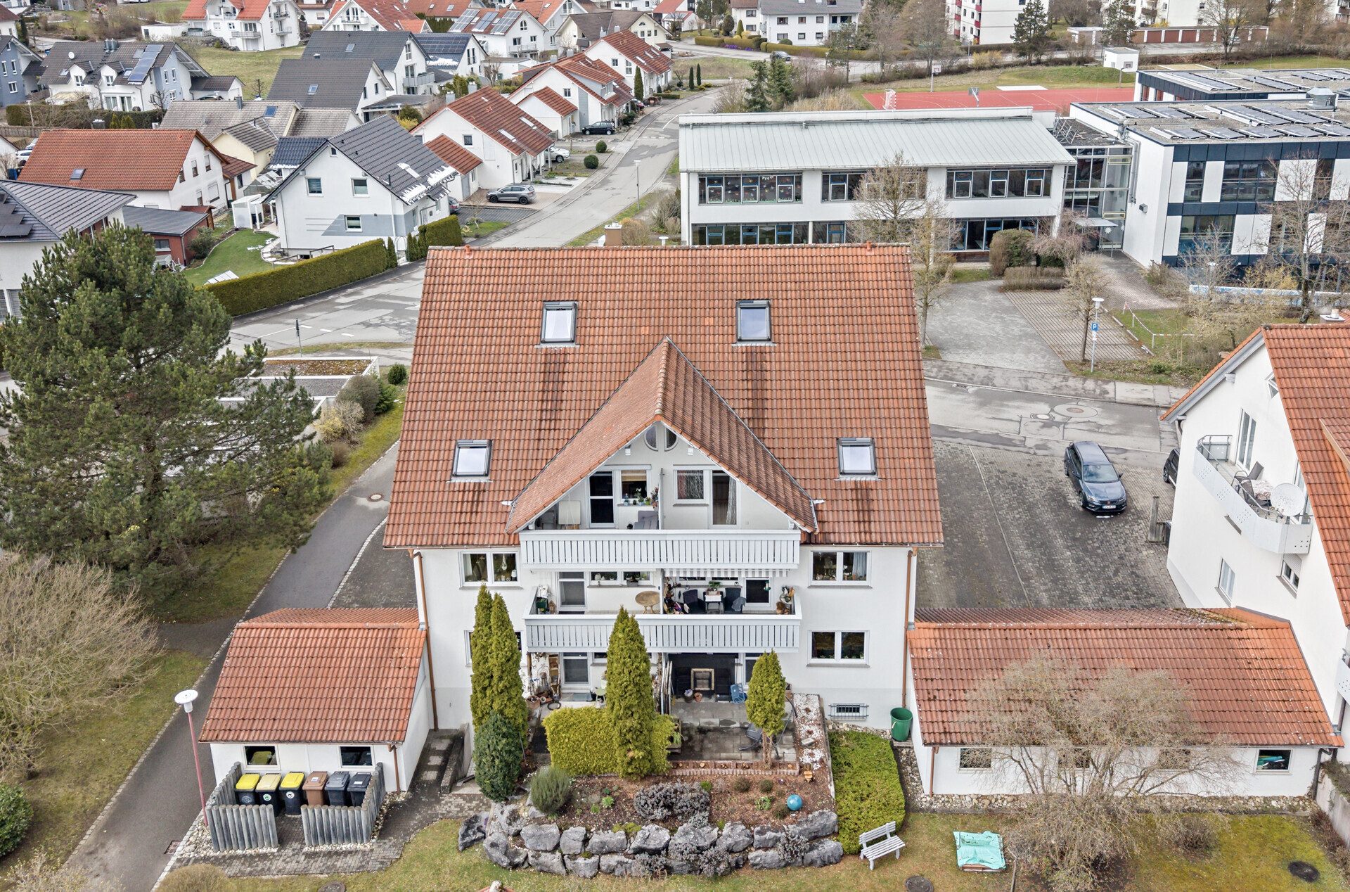 Rückseite Ingo Leibinger Immobilienvermittlung - Immobilienangebot - Mühlheim - Alle - PROVISIONSFREI- Mehr Raum fürs Leben: 4-Zimmer-Dachwohnung mit großem Studio im Dachspitz
