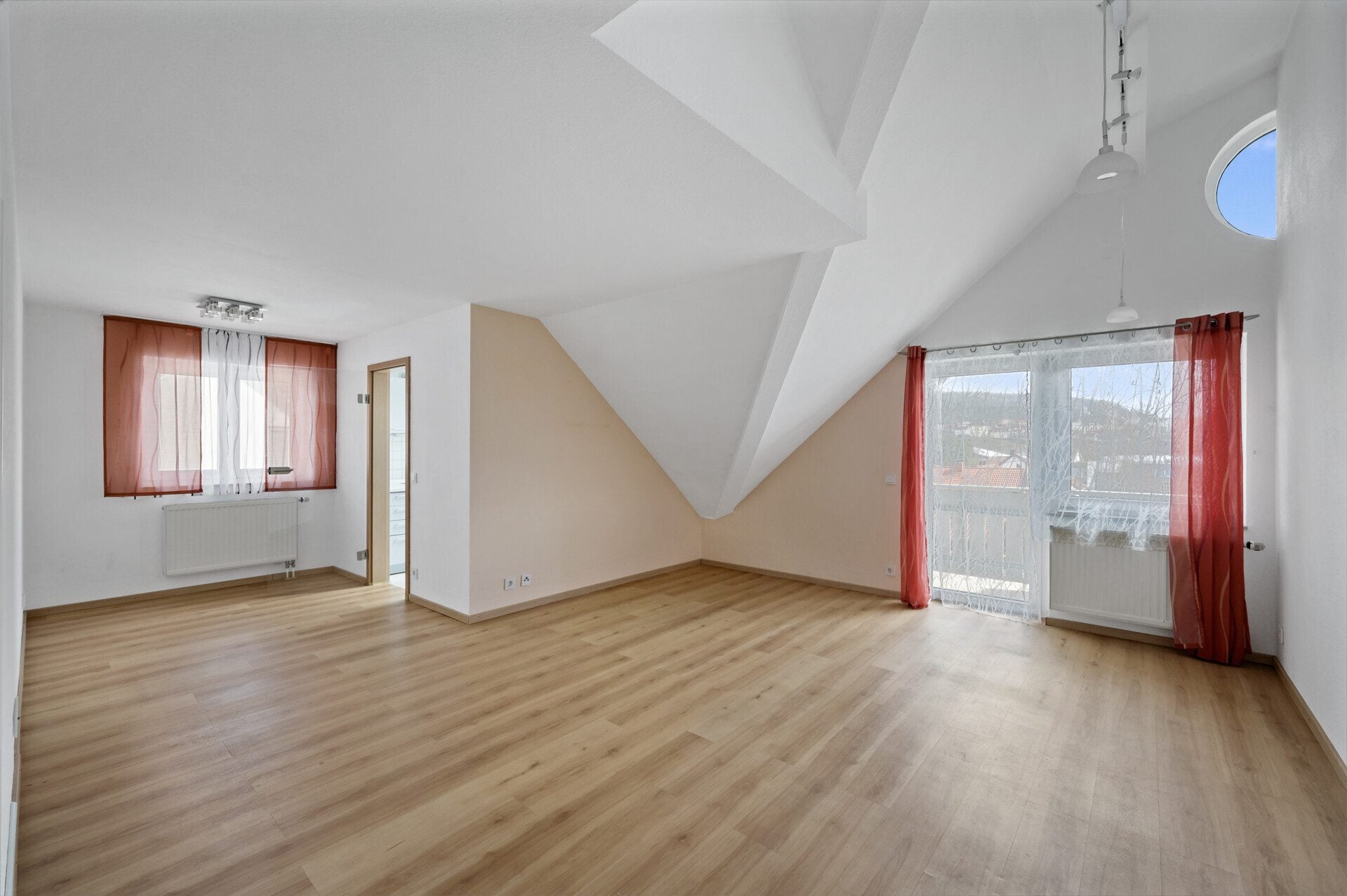 Ingo Leibinger Immobilienvermittlung - Immobilienangebot - Mühlheim - Alle - PROVISIONSFREI- Komfortable 4-Zimmer-Wohnung mit Balkon und Studio im Dachspitz