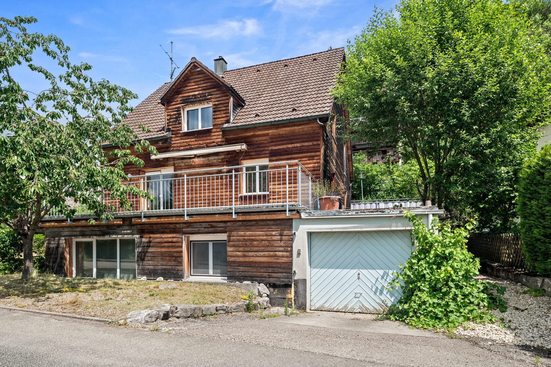 Ingo Leibinger Immobilienvermittlung - Immobilienangebot - Tuttlingen / Möhringen - Alle - PROVISIONSFREI- Großzügiges Haus in schöner Ortsrandlage - DG-Wohnung solide vermietet