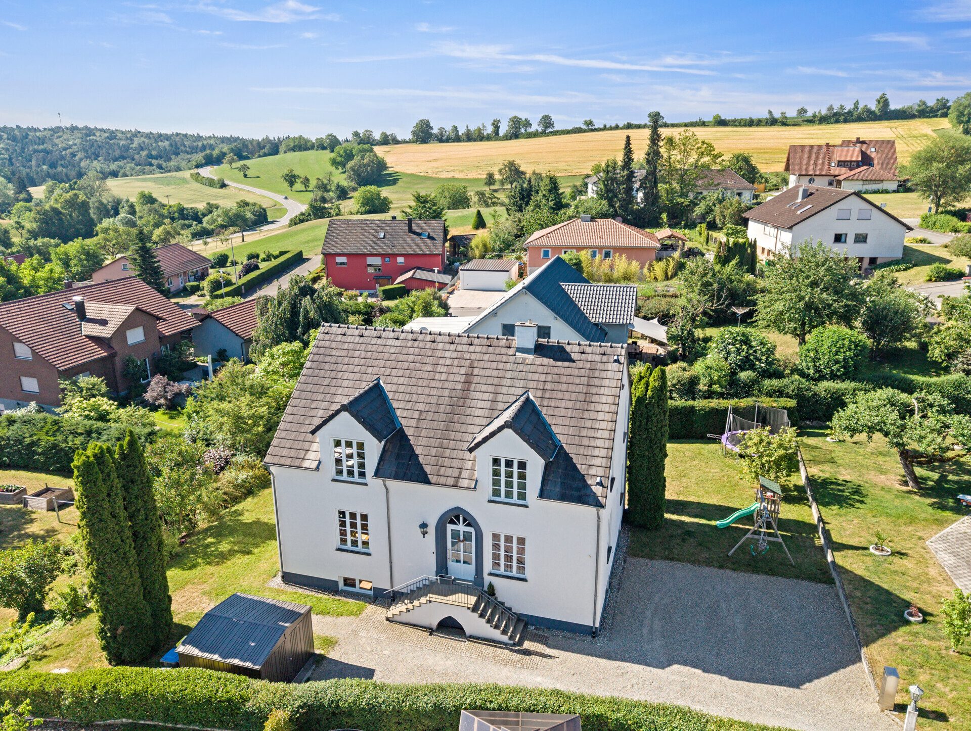Ingo Leibinger Immobilienvermittlung - Immobilienangebot - Engen - Alle - PROVISIONSFREI- Ihr neues Zuhause - Architektonische Eleganz trifft ländliche Gelassenheit