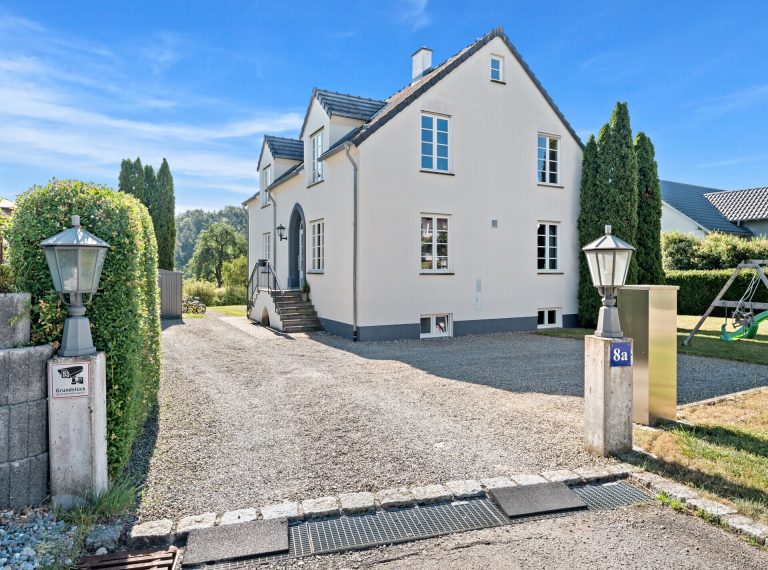 Ingo Leibinger Immobilienvermittlung - Immobilienangebot - Engen - Alle - PROVISIONSFREI- Ihr neues Zuhause - Architektonische Eleganz trifft ländliche Gelassenheit