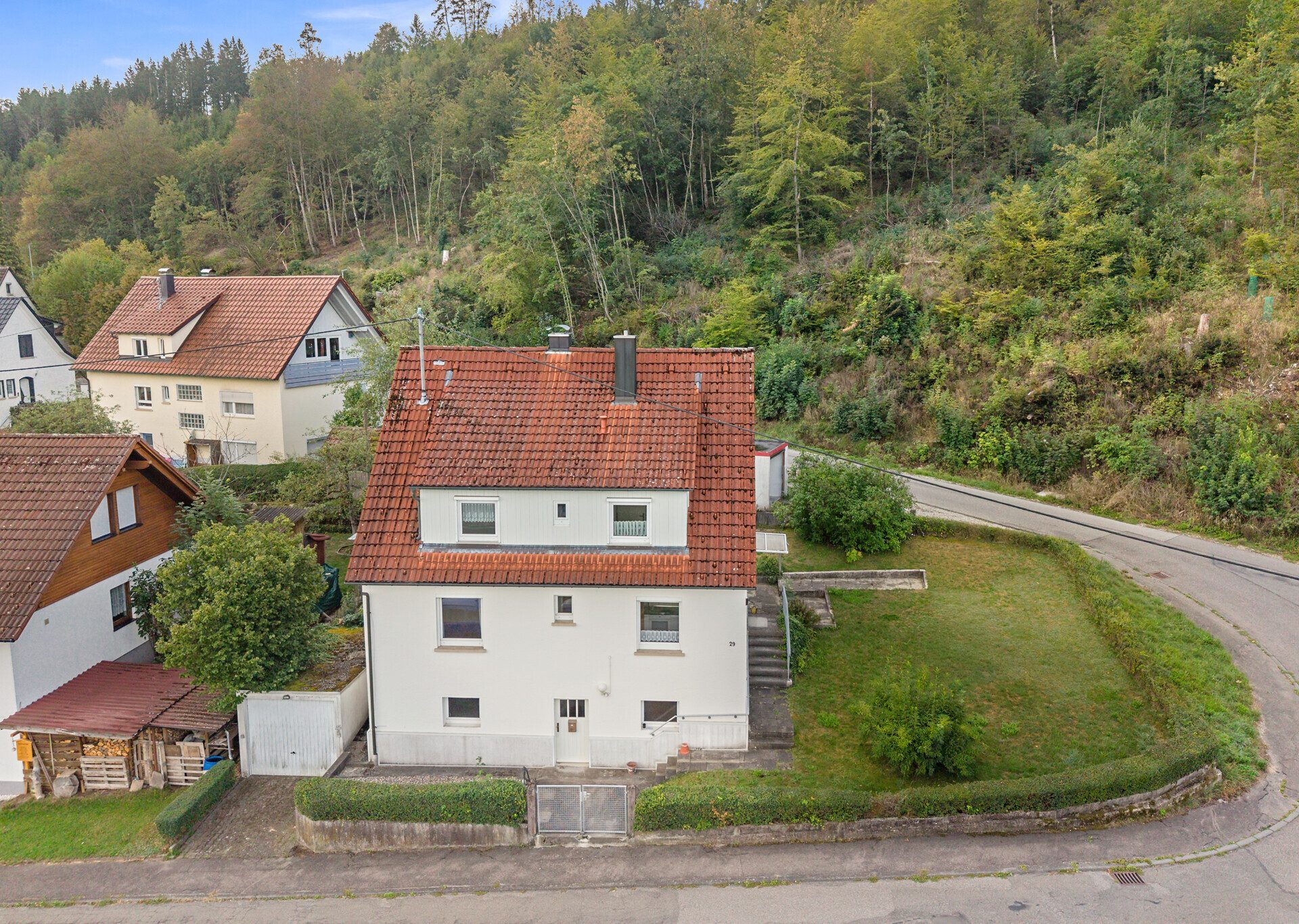 Außenansicht Ingo Leibinger Immobilienvermittlung - Immobilienangebot - Tuttlingen / Nendingen - Häuser - PROVISIONSFREI - Hier wohnt man gerne – Einfamilienhaus in begehrter Ortsrandlage