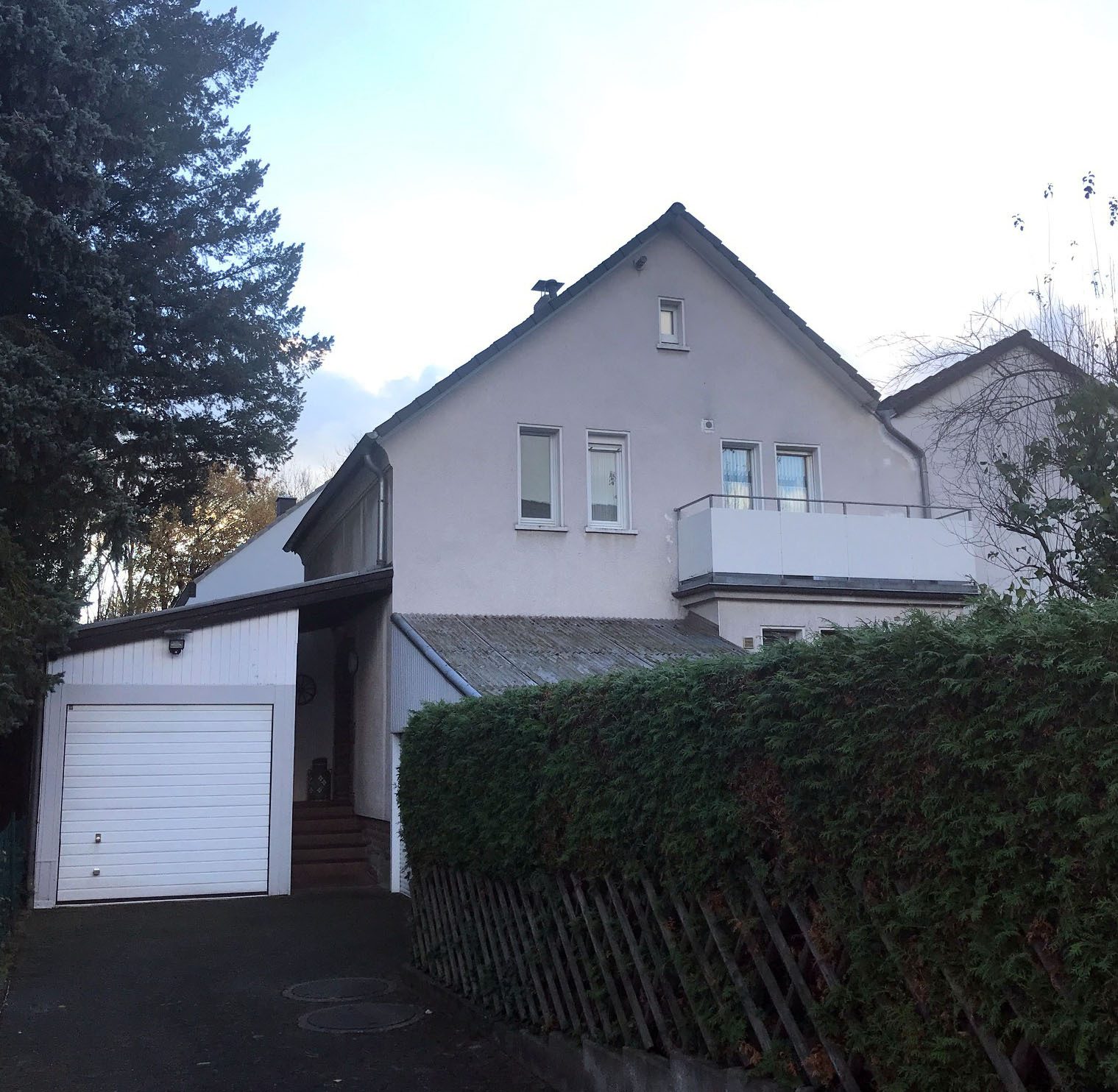 Immobilienangebot - Köln - Wohnung - mit Spitzboden und großer Garage