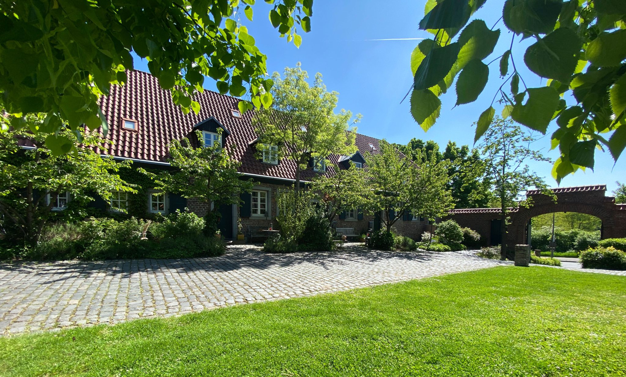 S Immobilienpartner GmbH - Immobilienangebot - Köln - Bocklemünd/Mengenich - Bocklemünd/Mengenich - Reihenmittelhaus - Seltene Gelegenheit im historischen Arnoldshof: Haus mit Garten, Terrasse und Garage