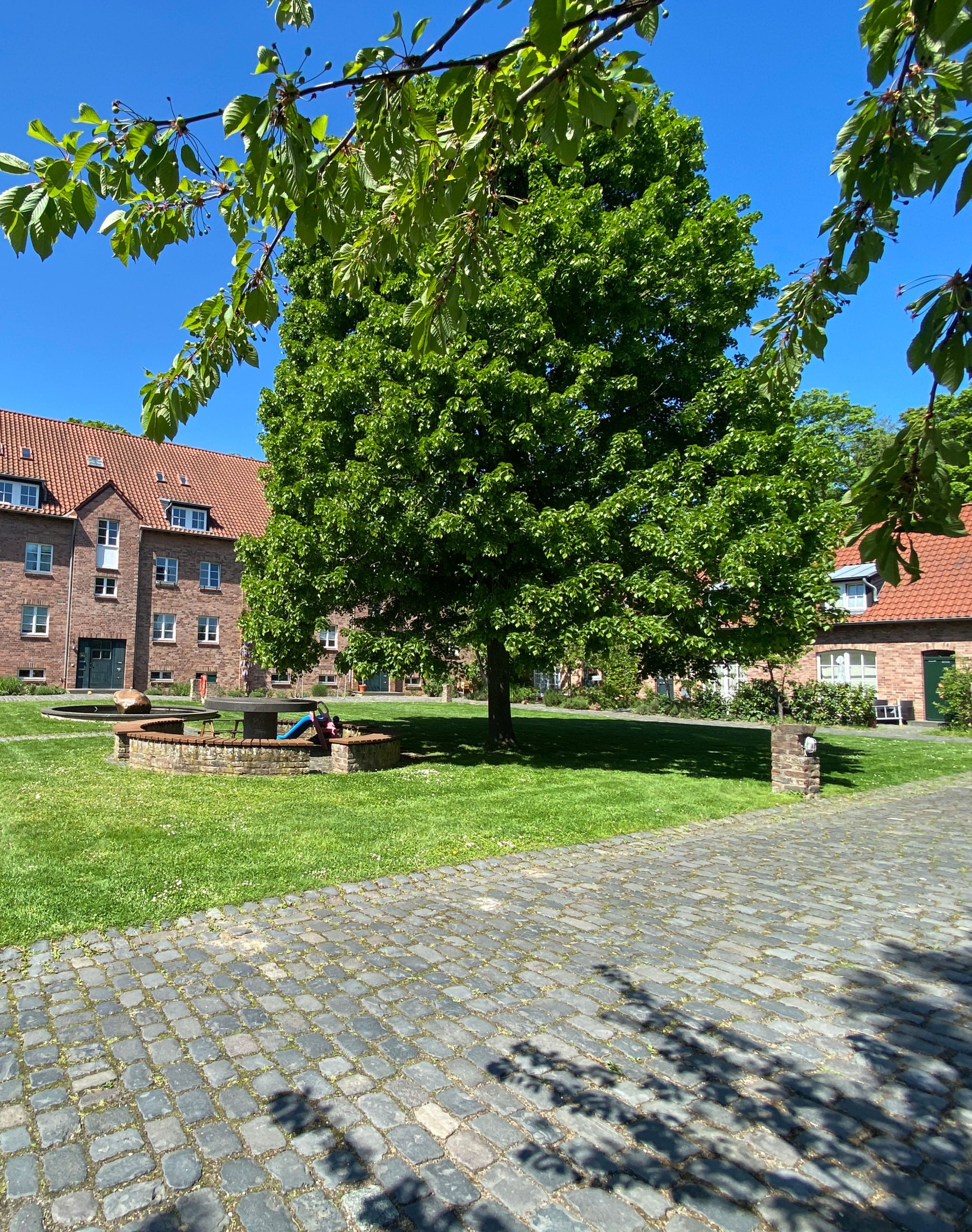 S Immobilienpartner GmbH - Immobilienangebot - Köln - Bocklemünd/Mengenich - Bocklemünd/Mengenich - Reihenmittelhaus - Seltene Gelegenheit im historischen Arnoldshof: Haus mit Garten, Terrasse und Garage