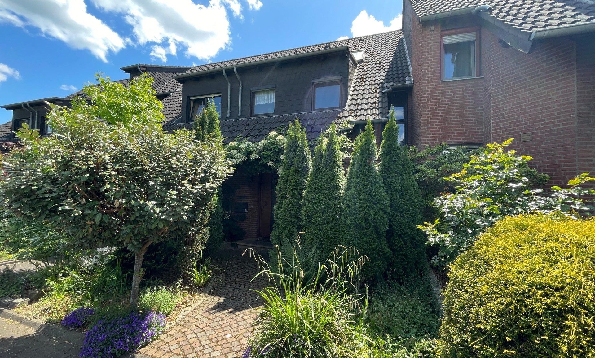 Immobilienangebot - Bergisch Gladbach / Hebborn - Haus - Familienfreundlich mittendrin. Ruhige Lage mit viel Platz!