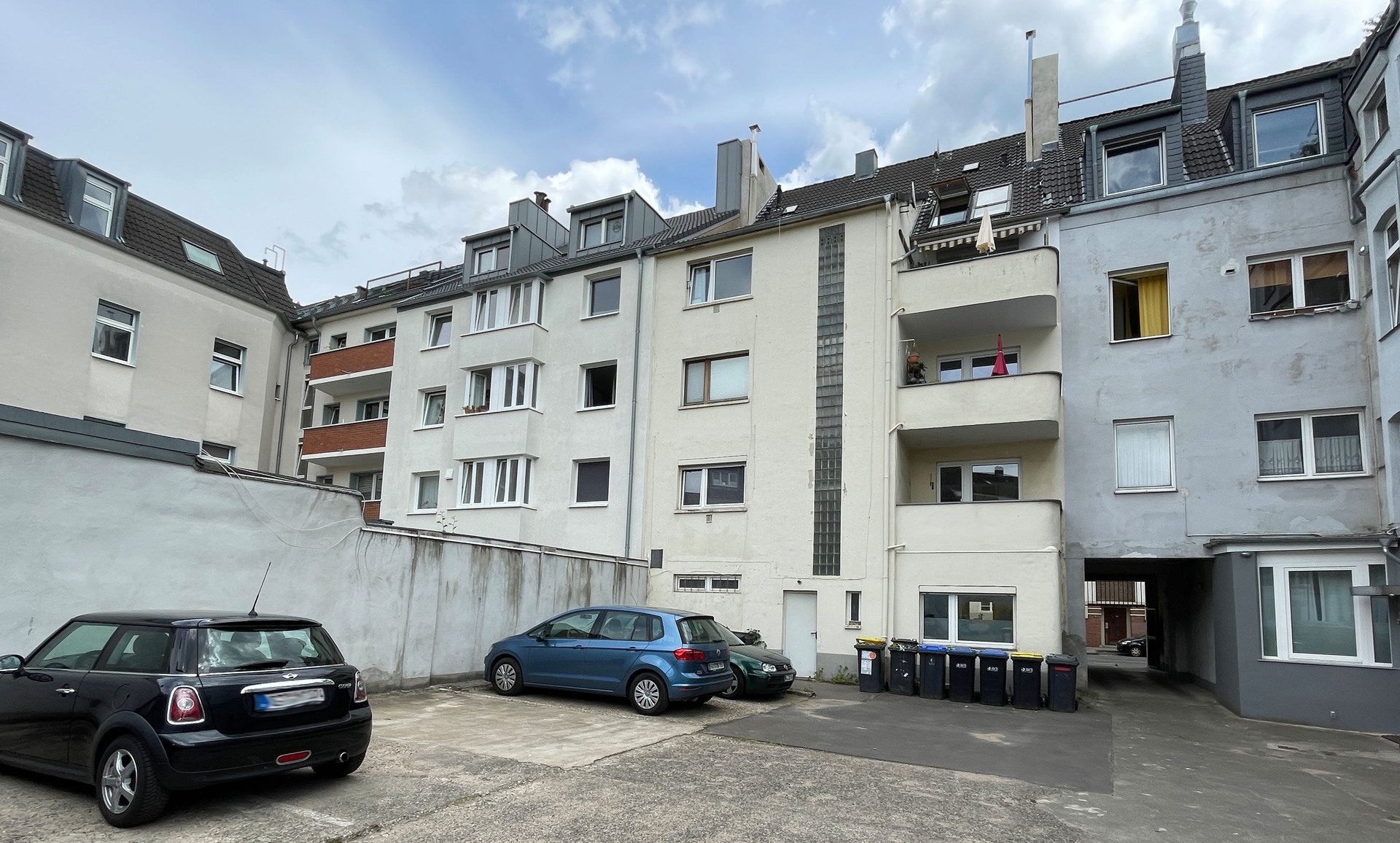 Immobilienangebot - Köln - Haus - Guter Wohnungsmix plus Stellplätze!