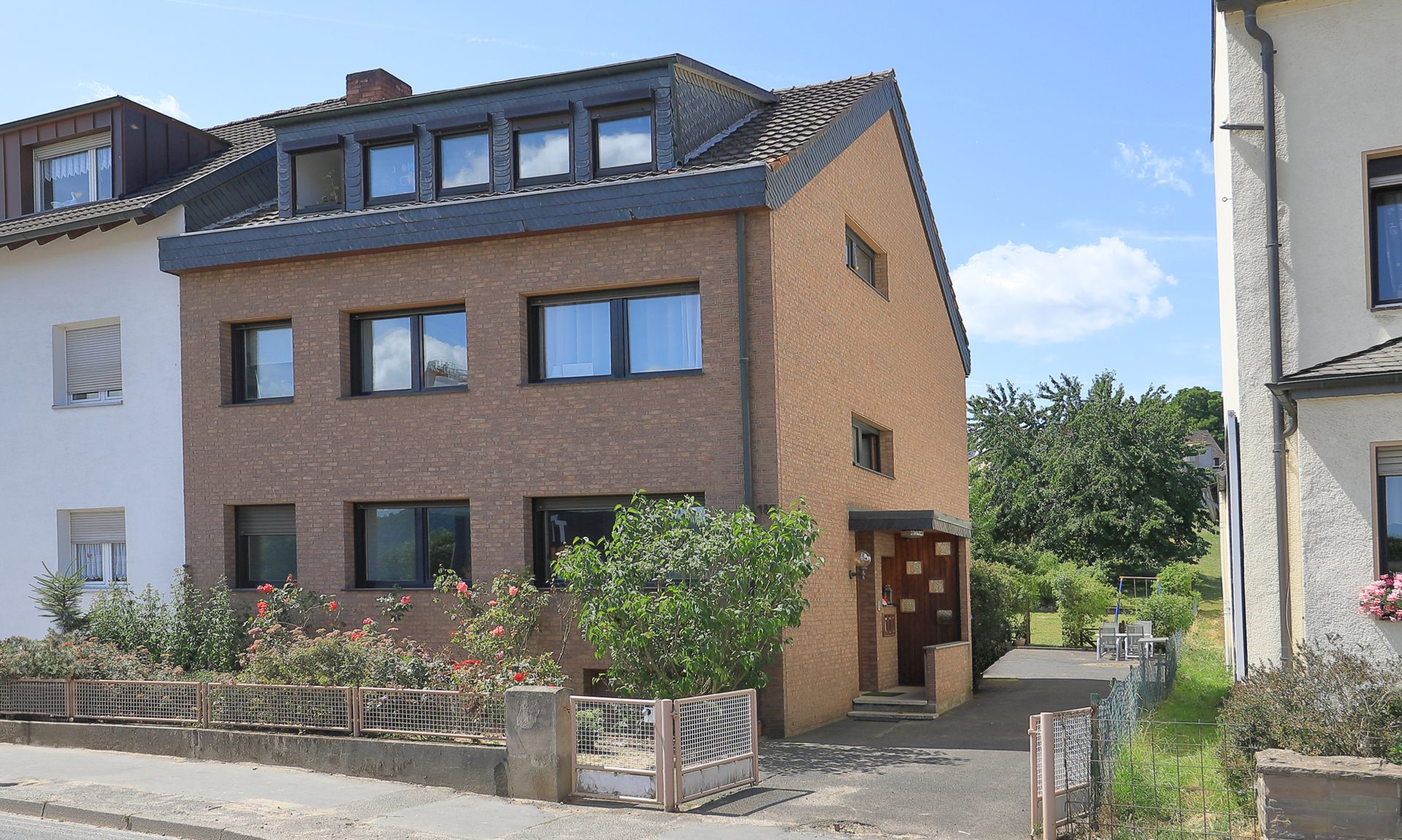 Immobilienangebot - Bonn - Lannesdorf - Alle - Ideales Anlageobjekt in Bonn – Drei Wohnungen, drei Garagen, zentrale Lage