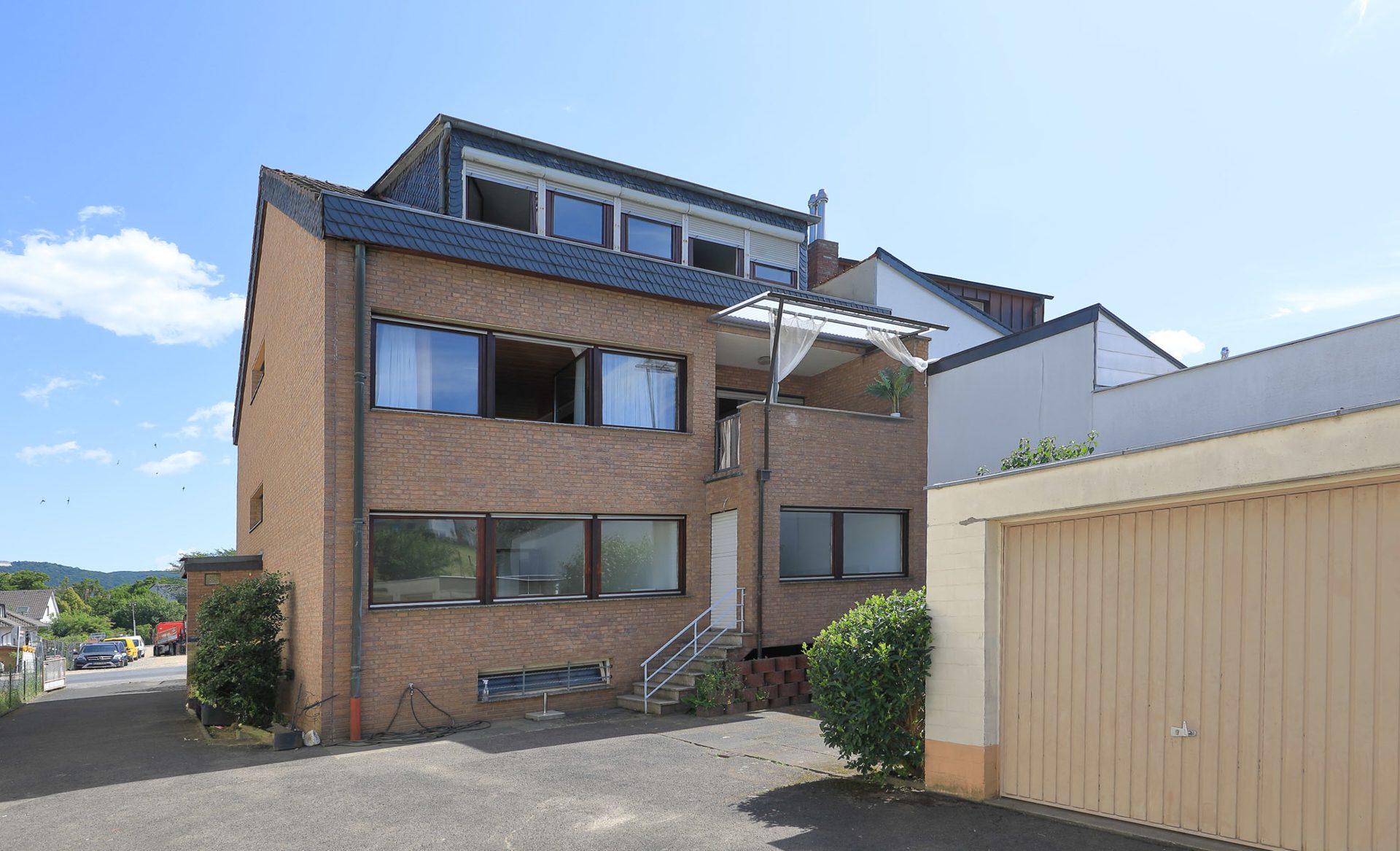 Immobilienangebot - Bonn - Lannesdorf - Alle - Ideales Anlageobjekt in Bonn – Drei Wohnungen, drei Garagen, zentrale Lage