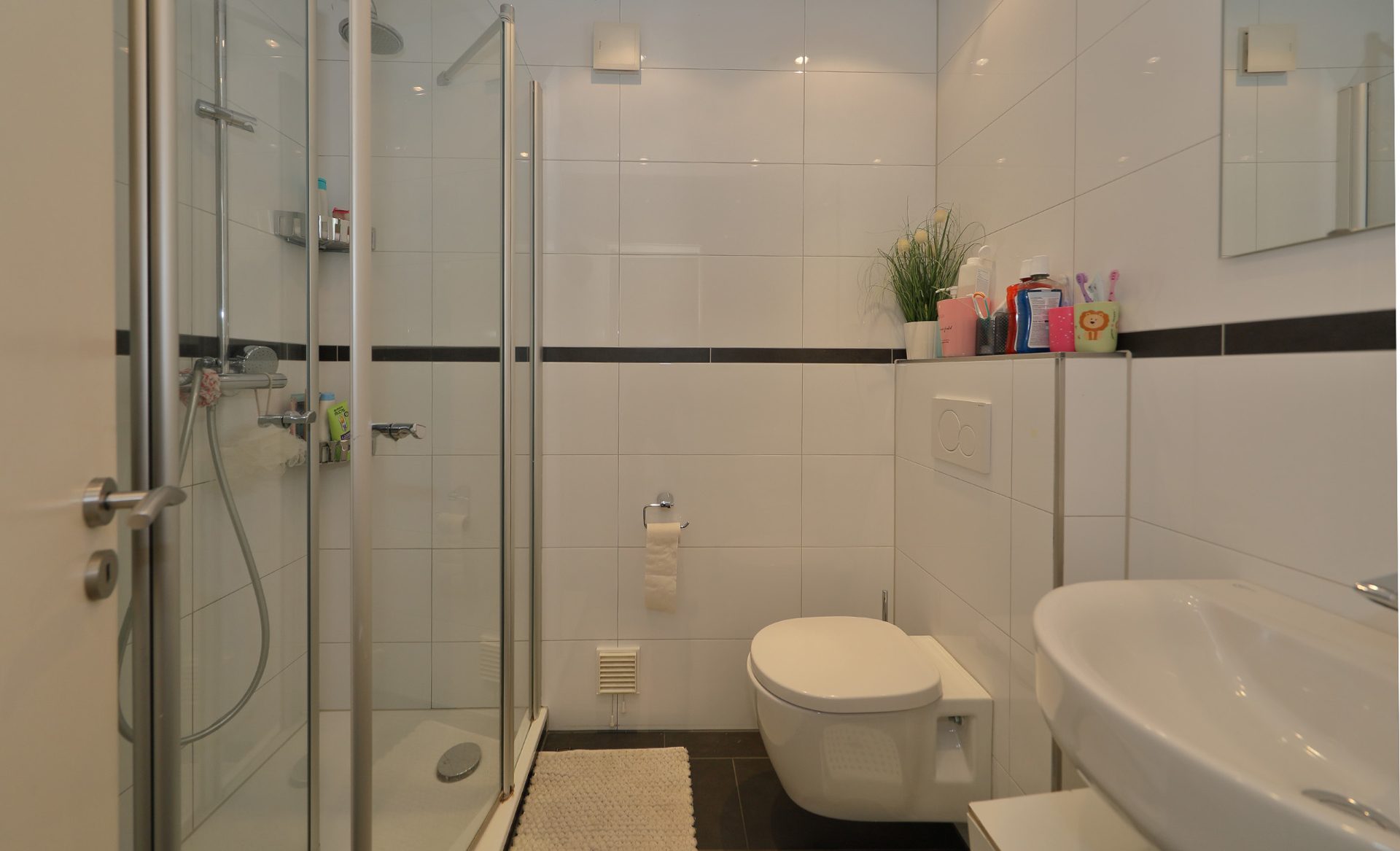 Immobilienangebot - Bonn - Lannesdorf - Alle - Ideales Anlageobjekt in Bonn – Drei Wohnungen, drei Garagen, zentrale Lage