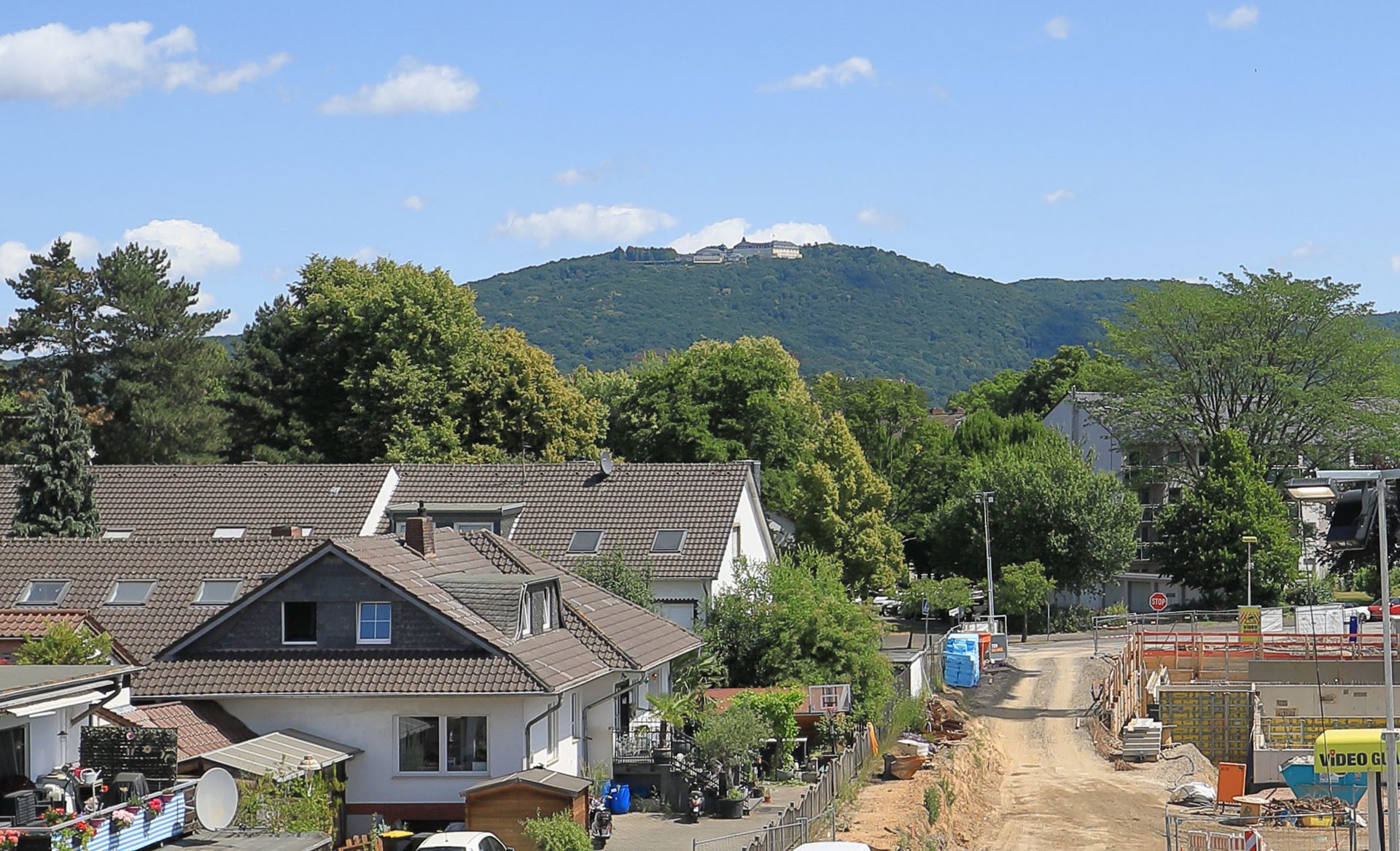 Immobilienangebot - Bonn - Lannesdorf - Alle - Ideales Anlageobjekt in Bonn – Drei Wohnungen, drei Garagen, zentrale Lage