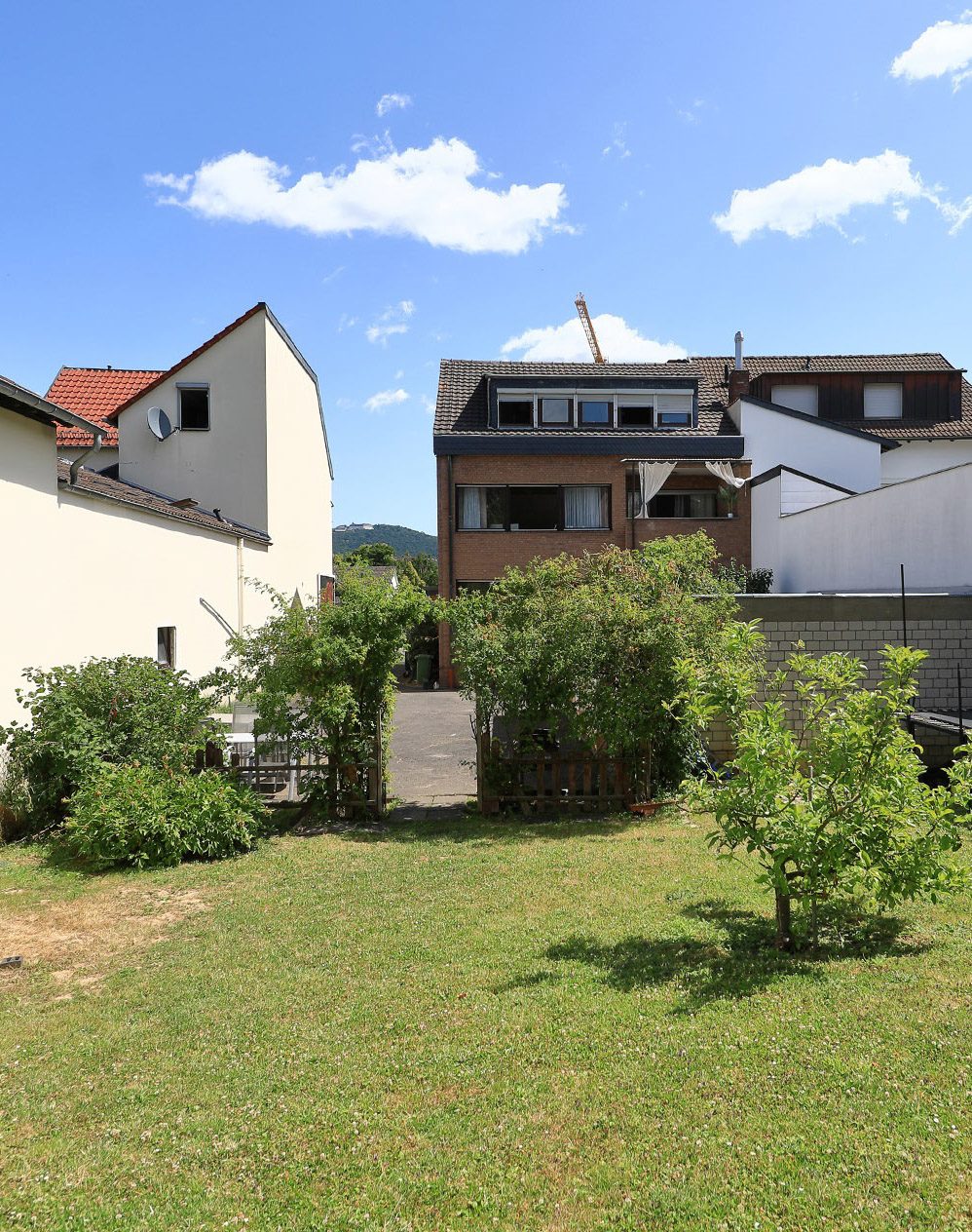 Immobilienangebot - Bonn - Lannesdorf - Alle - Ideales Anlageobjekt in Bonn – Drei Wohnungen, drei Garagen, zentrale Lage