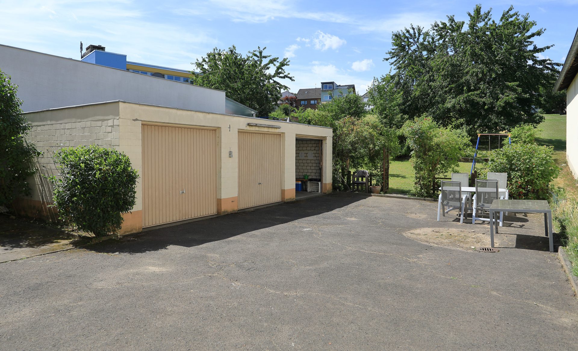 Immobilienangebot - Bonn - Lannesdorf - Alle - Ideales Anlageobjekt in Bonn – Drei Wohnungen, drei Garagen, zentrale Lage