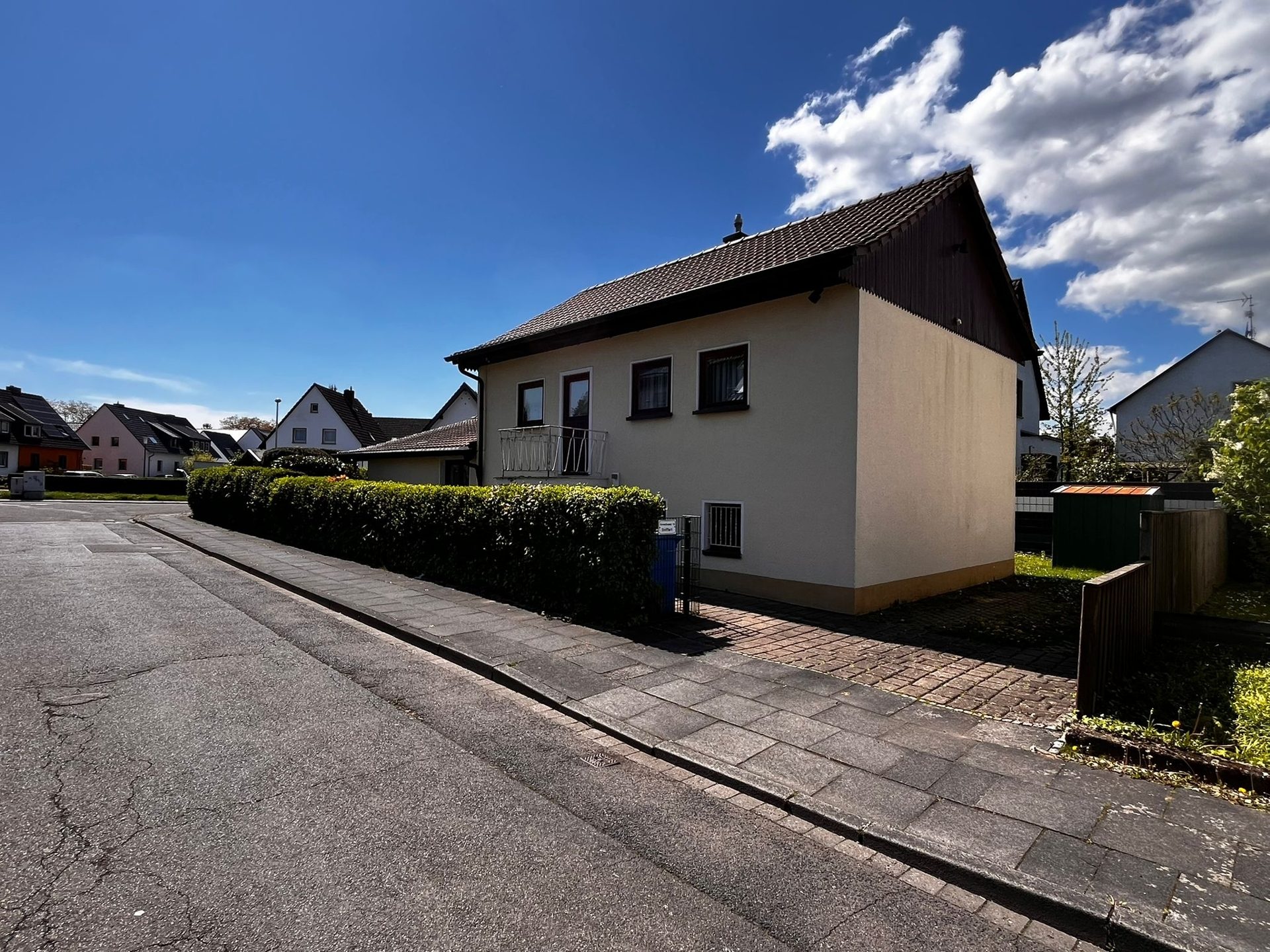 Immobilienangebot - Bonn / Röttgen - Haus - Bonn-Röttgen: Großzügiges Einfamilienhaus mit 6-Zimmern & Garten!