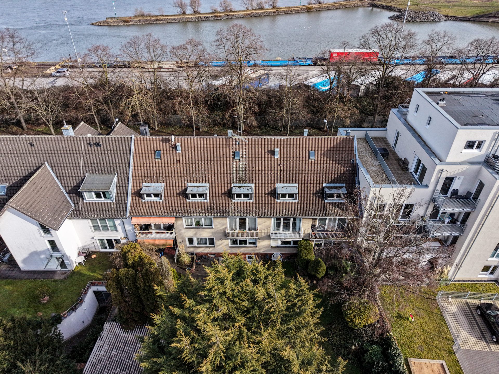 Immobilienangebot - Köln / Niehl - Alle - Mehrfamilienhaus mit 12 Einheiten in Rheinnähe