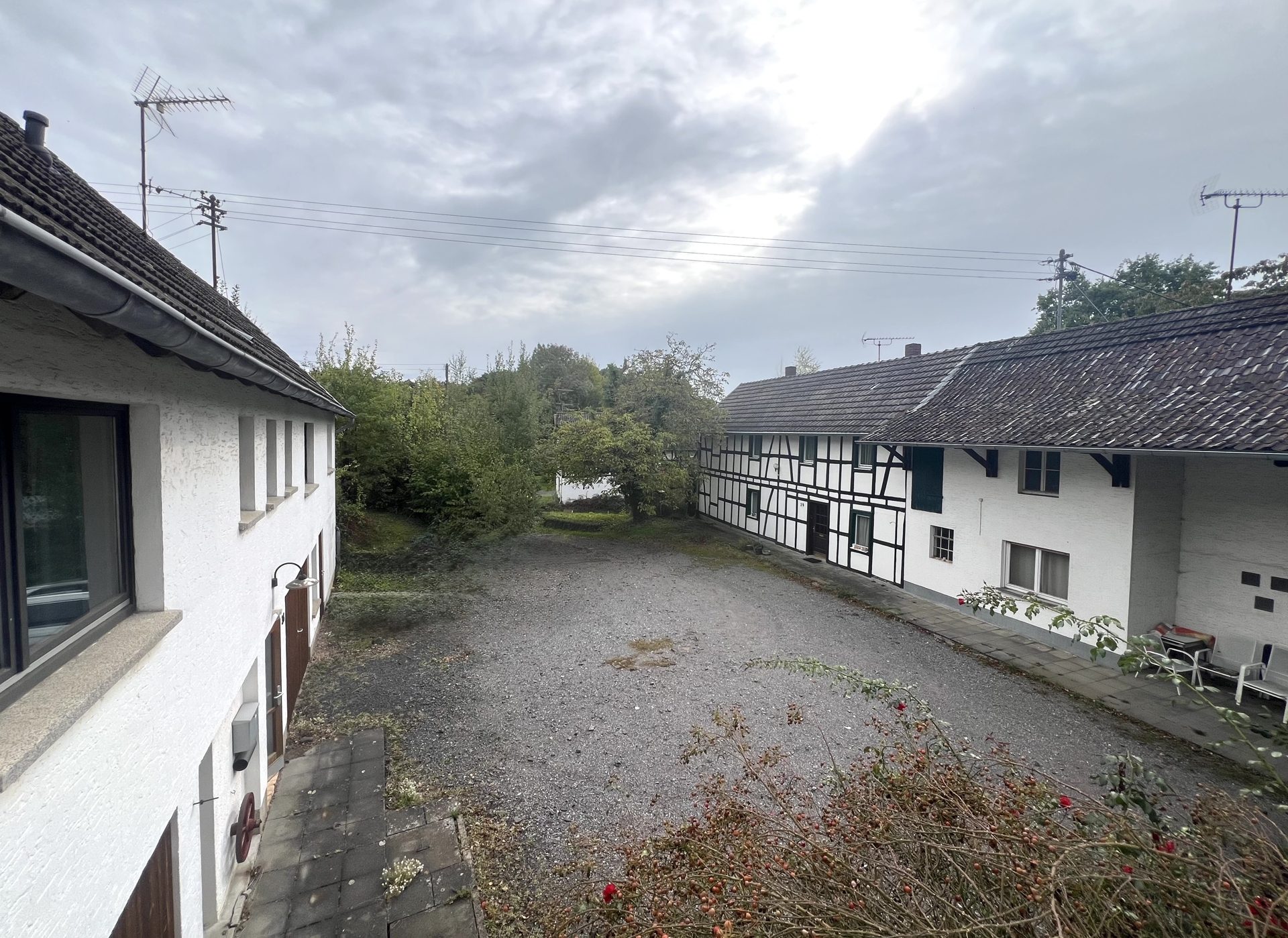 Immobilienangebot - Königswinter / Eisbach - Haus - Wohnensemble mit Entwicklungspotenzial auf 2.650 m² großem Grundstück!