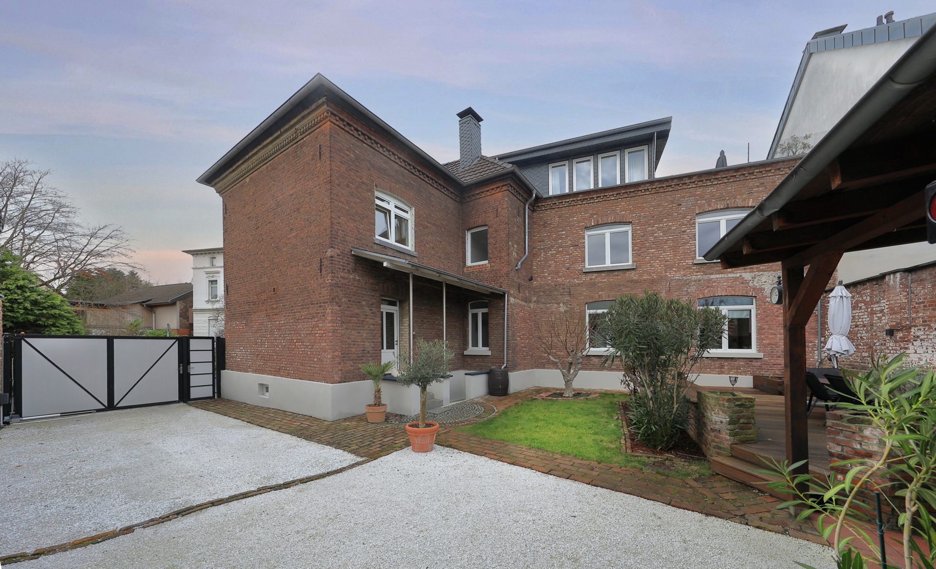 Immobilienangebot - Troisdorf - Wohnung - Stilvolle Altbau-Maisonettewohnung mit charmantem eigenen Garten