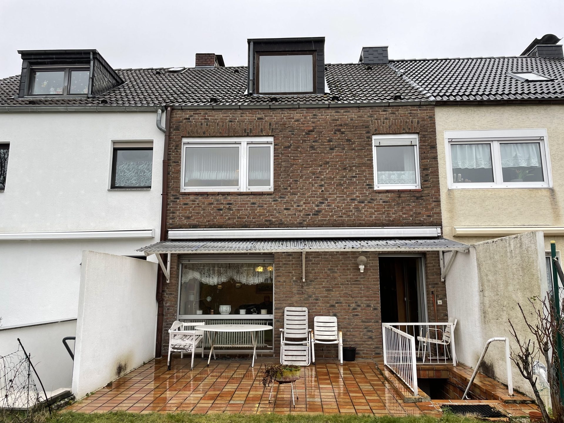 Immobilienangebot - Köln - Haus - Großes Grundstück mit 2 Garagen