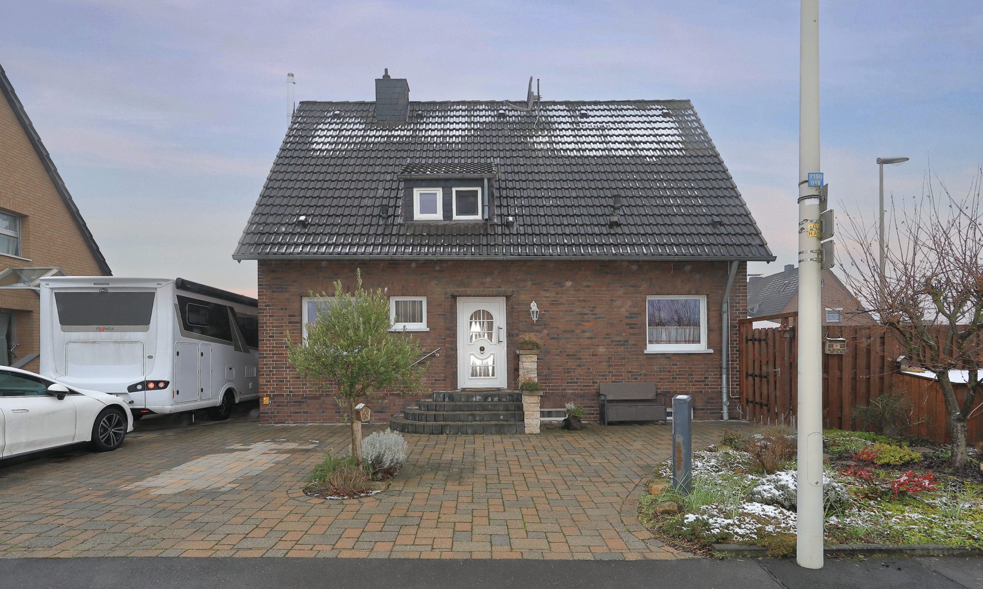 Immobilienangebot - Frechen / Habbelrath - Haus - Freistehendes Einfamilienhaus mit Ausbaupotenzial und Solaranlage