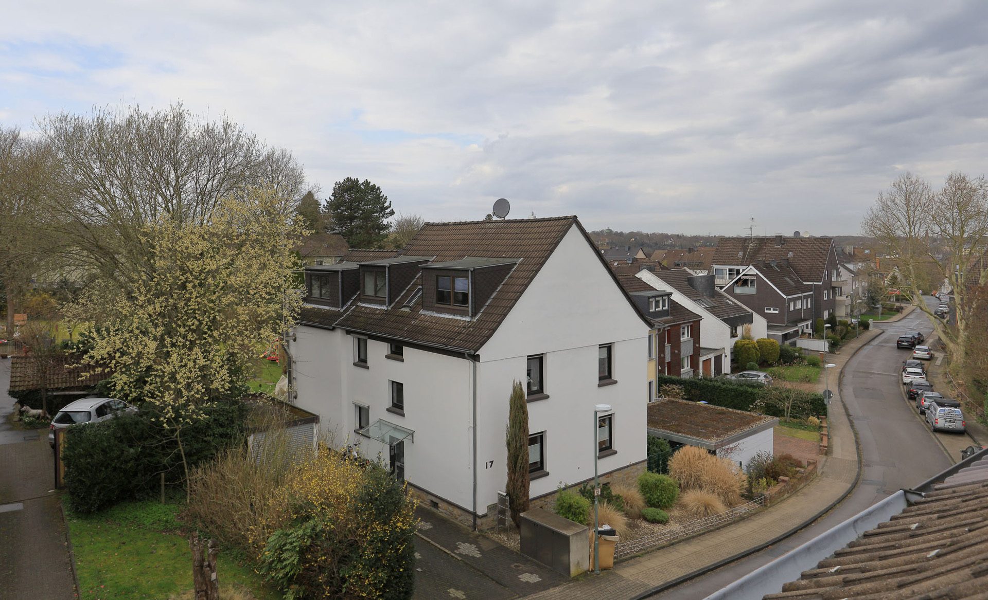 Immobilienangebot - Essen/Überruhr-Hinsel - Haus - Viel Platz in unverbauter Lage – Familienidyll mit Einliegerwohnung