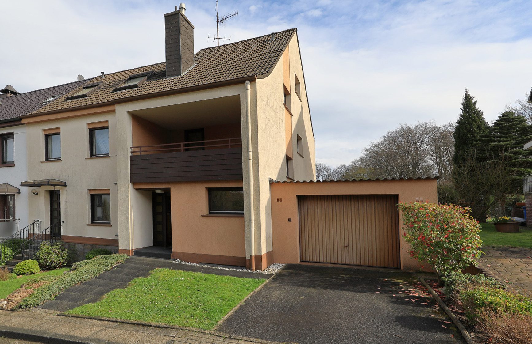 Immobilienangebot - Essen/Überruhr-Hinsel - Haus - Viel Platz in unverbauter Lage – Familienidyll mit Einliegerwohnung