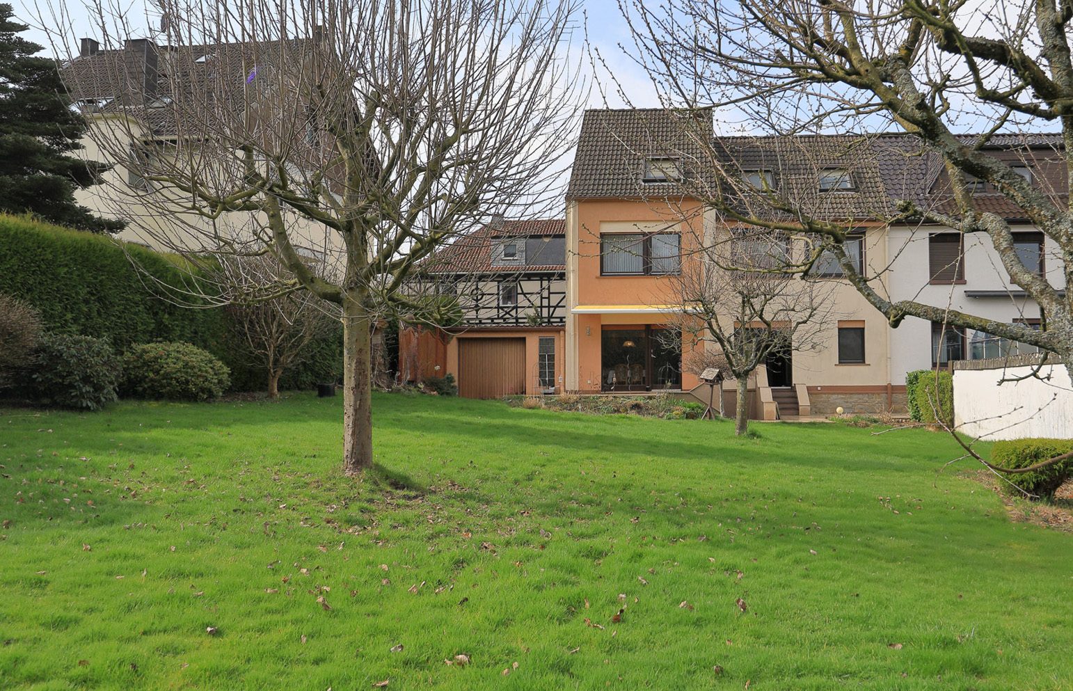 Immobilienangebot - Essen/Überruhr-Hinsel - Haus - Viel Platz in unverbauter Lage – Familienidyll mit Einliegerwohnung